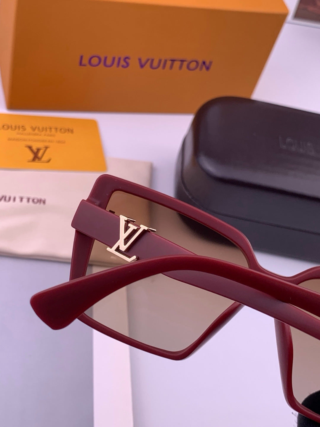 Louis Vuitton L57002 Oversized Purple Lens Sunglasses for Men & Women - 398222 - detail image 3