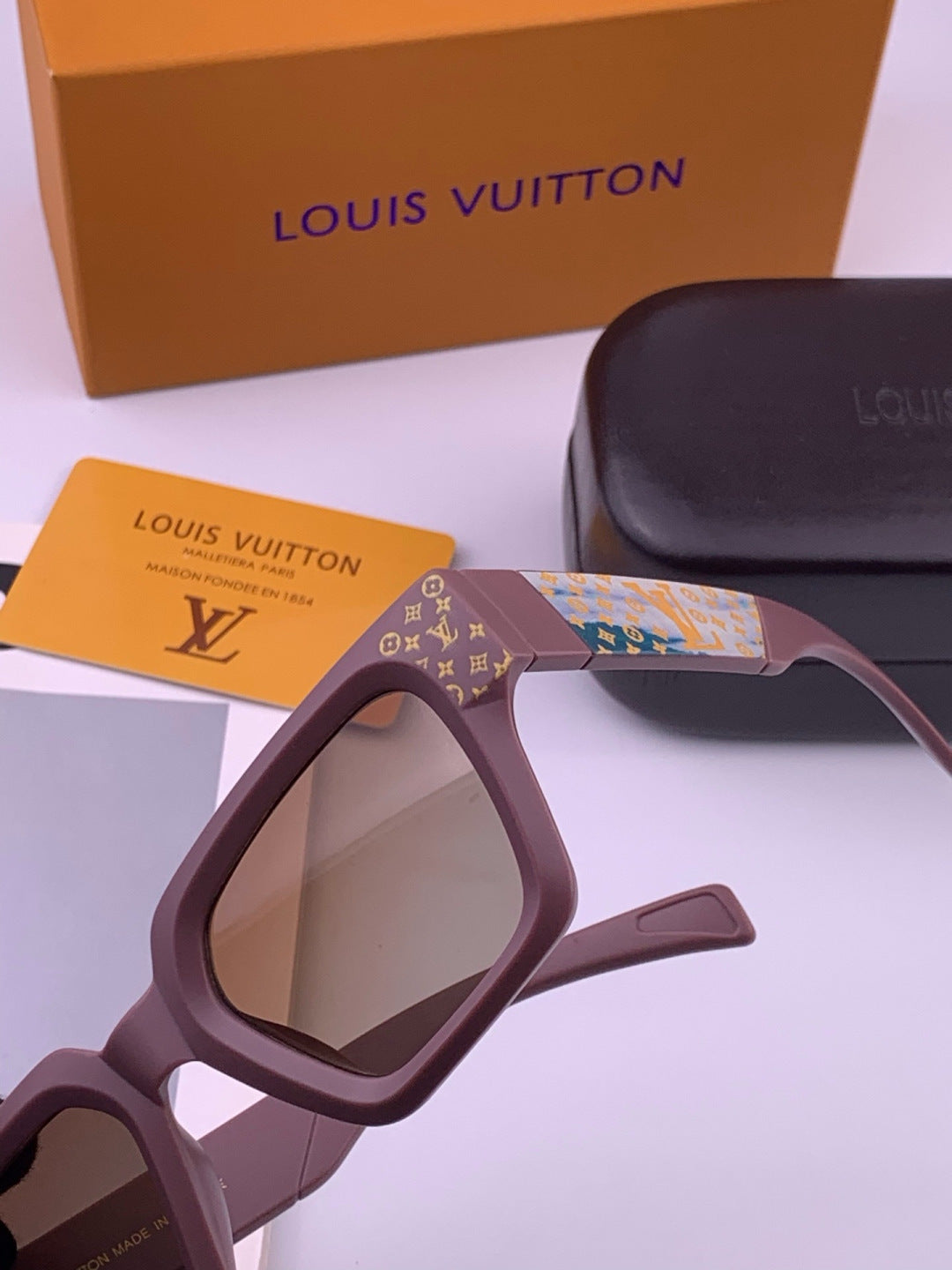 Louis Vuitton L37000 Oversized Brown Lens Sunglasses for Men & Women - 398205 - detail image 4