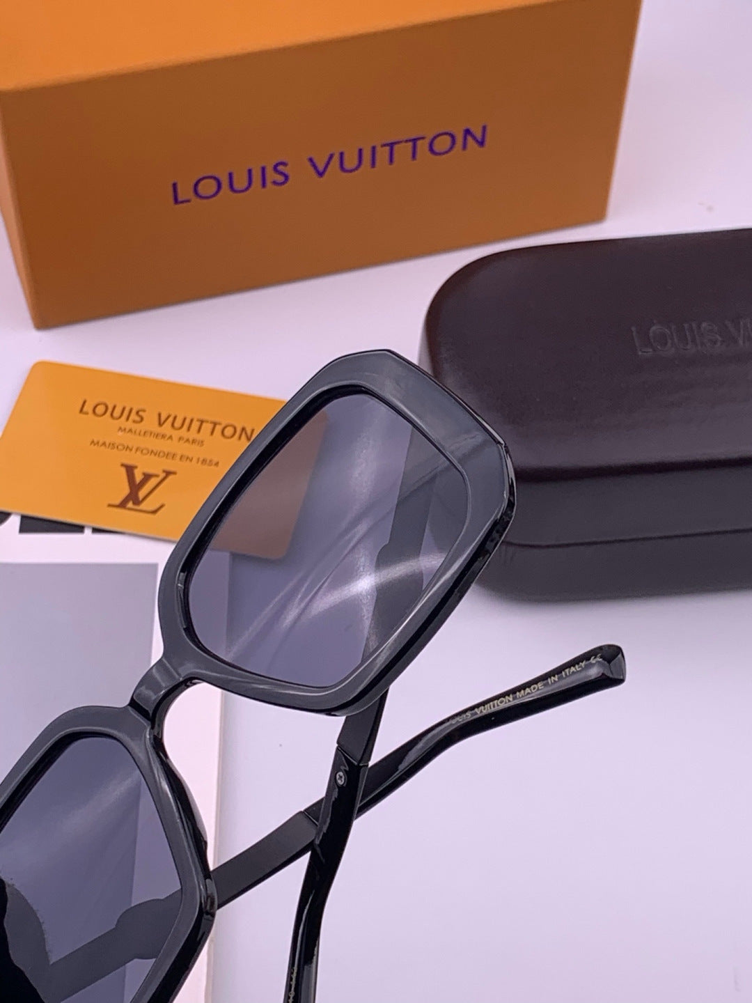 Louis Vuitton L37007 Oversized Brown Lens Sunglasses for Men & Women - 398208 - detail image 3