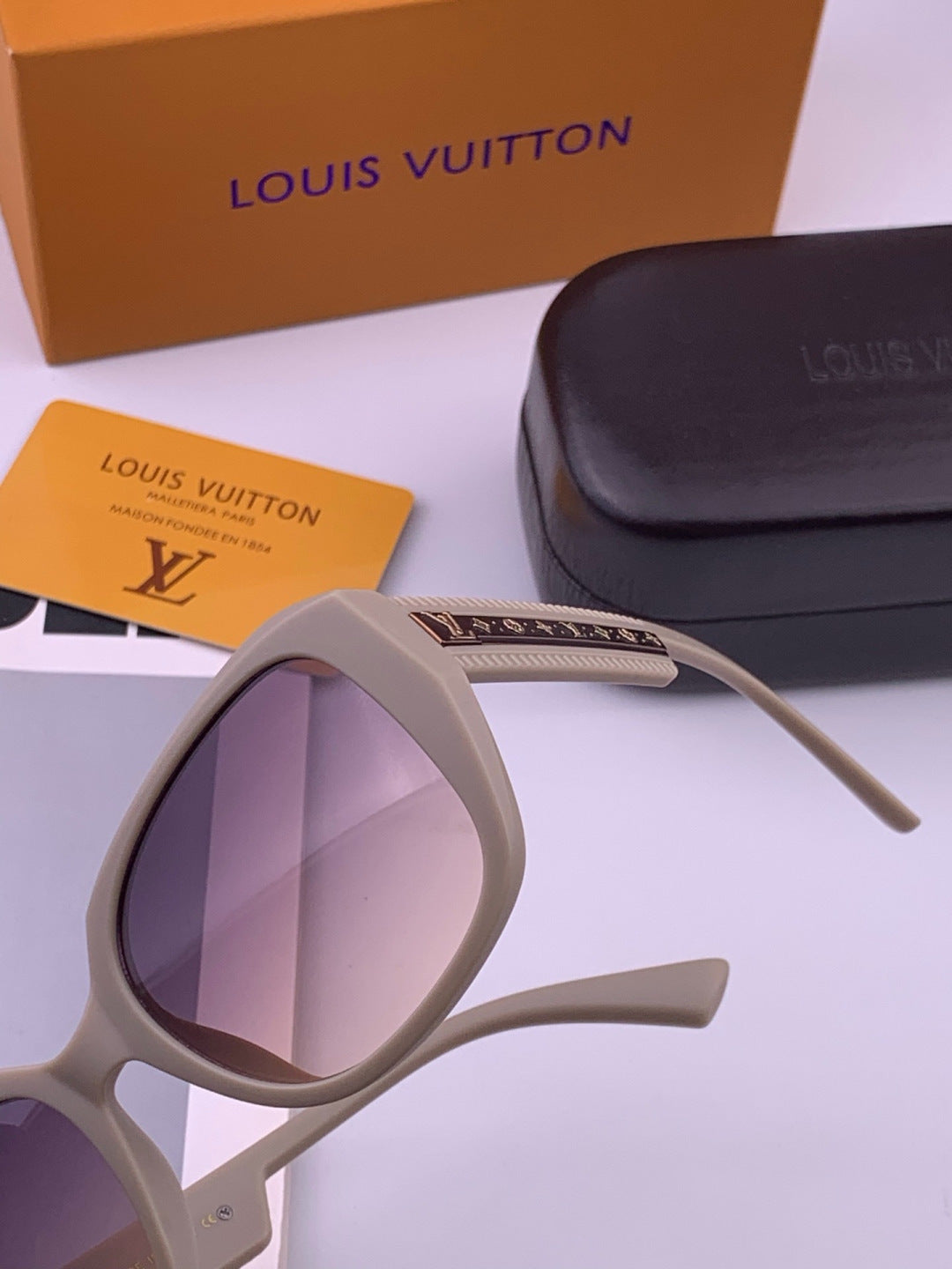 Louis Vuitton L17006 Oversized Purple Lens Sunglasses for Men & Women - 398209 - detail image 3