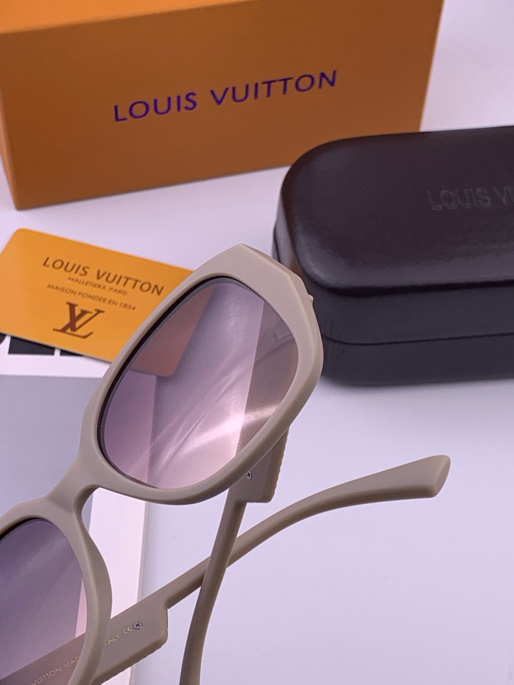 Louis Vuitton L17006 Oversized Purple Lens Sunglasses for Men & Women - 398209 - detail image 4