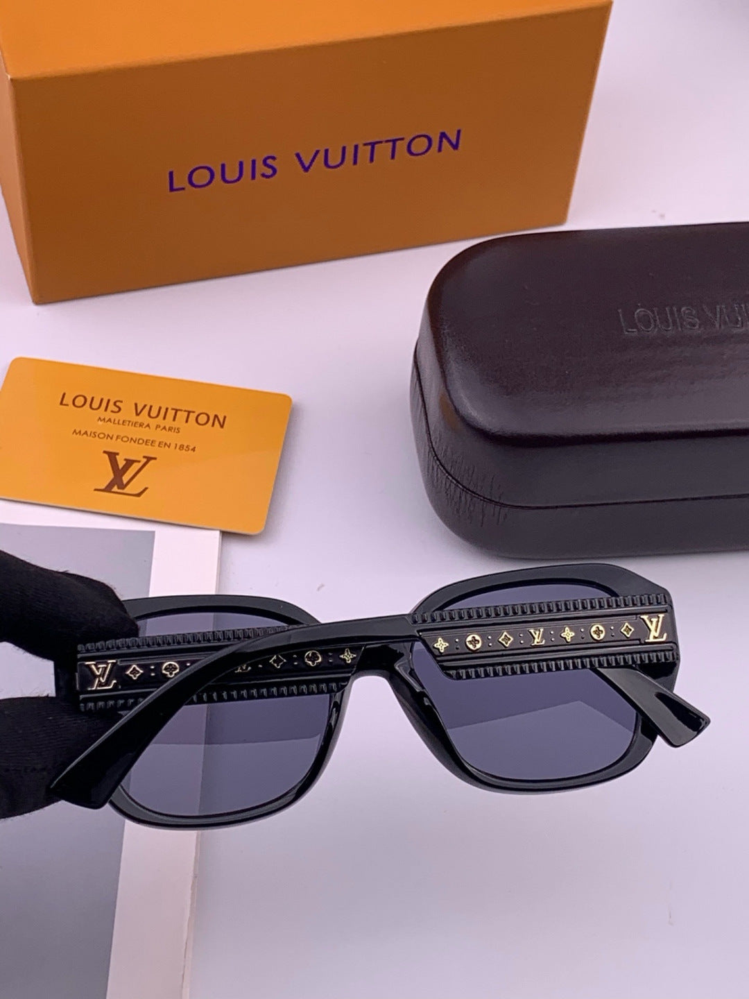 Louis Vuitton L17006 Oversized Black Lens Sunglasses for Men & Women - 398210 - detail image 7