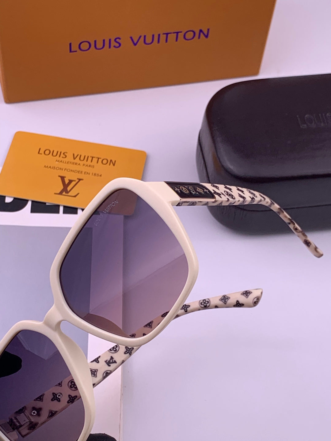 Louis Vuitton L3305 Square Gold Lens Sunglasses for Men & Women - 398128 - detail image 3