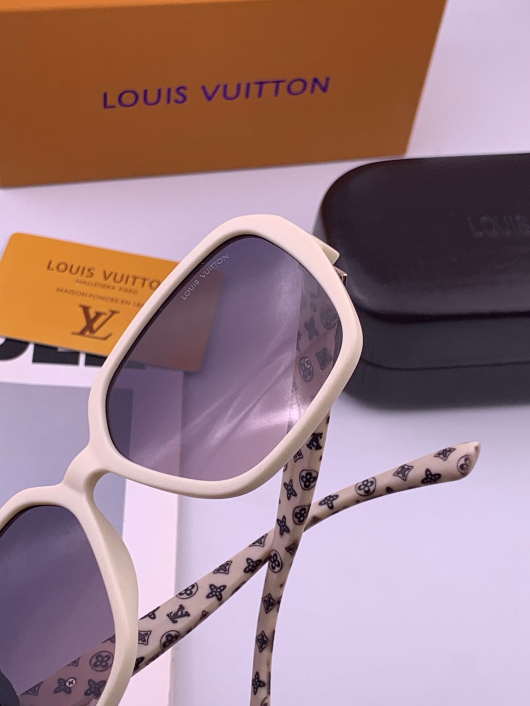 Louis Vuitton L3305 Square Gold Lens Sunglasses for Men & Women - 398128 - detail image 5