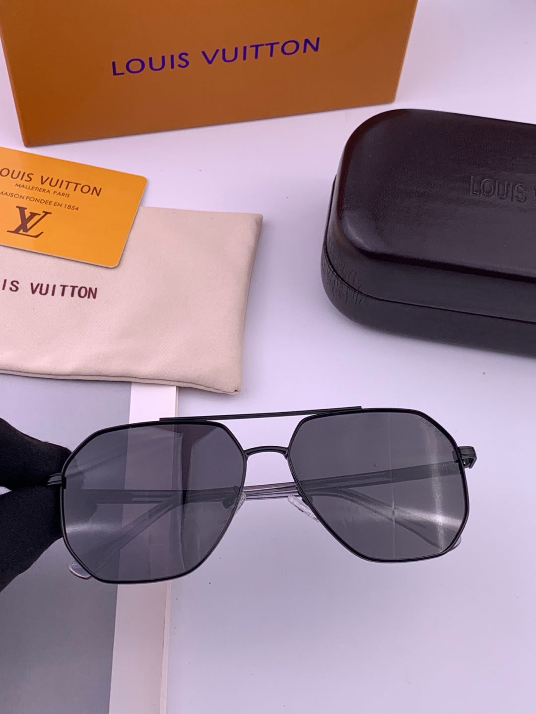 Louis Vuitton L8863 Polarized Aviator Black Lens Sunglasses for Men & - 398126 - detail image 3