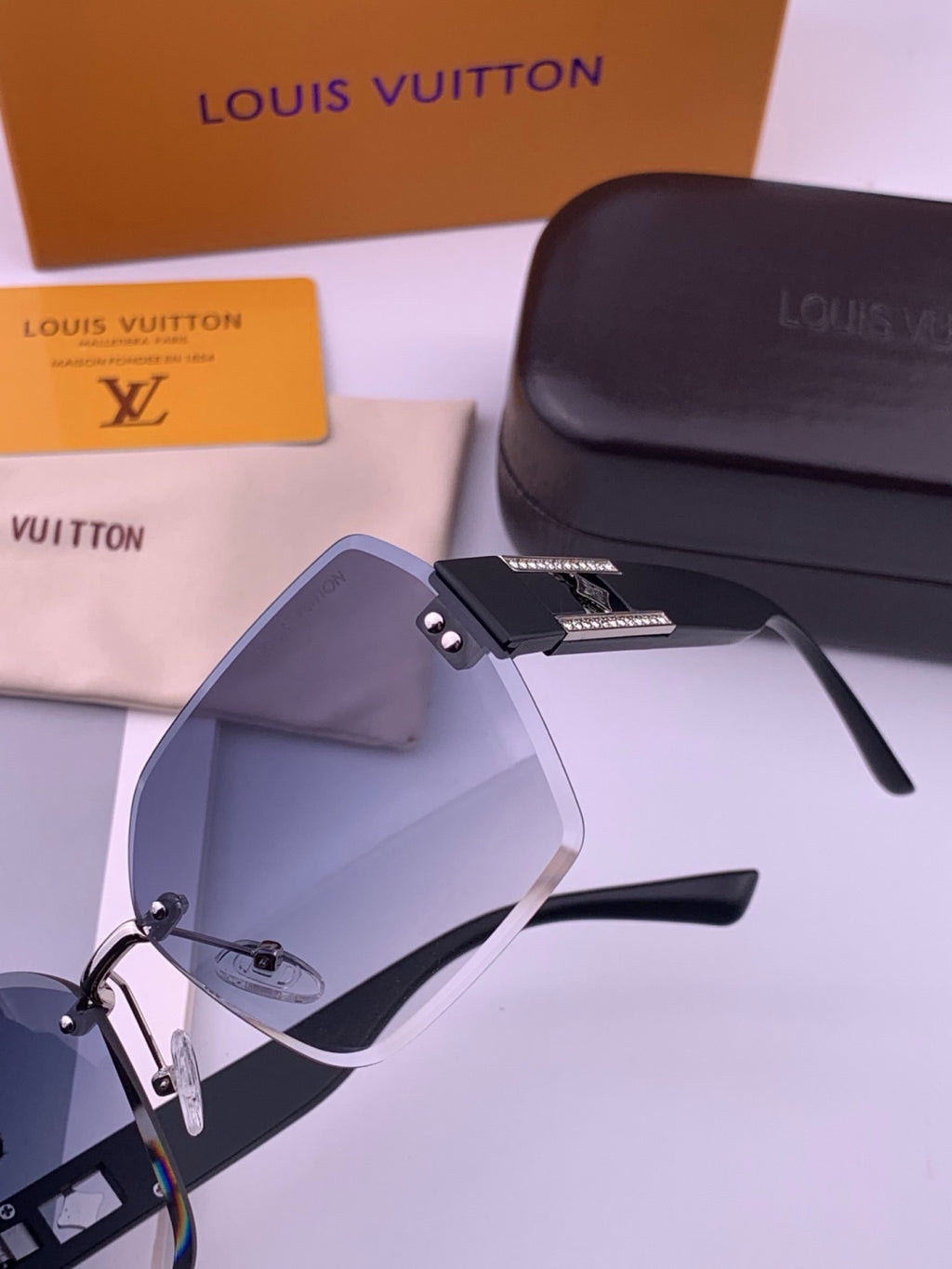 Louis Vuitton L9261 Square Black Lens Sunglasses for Men & Women - 398112 - detail image 3