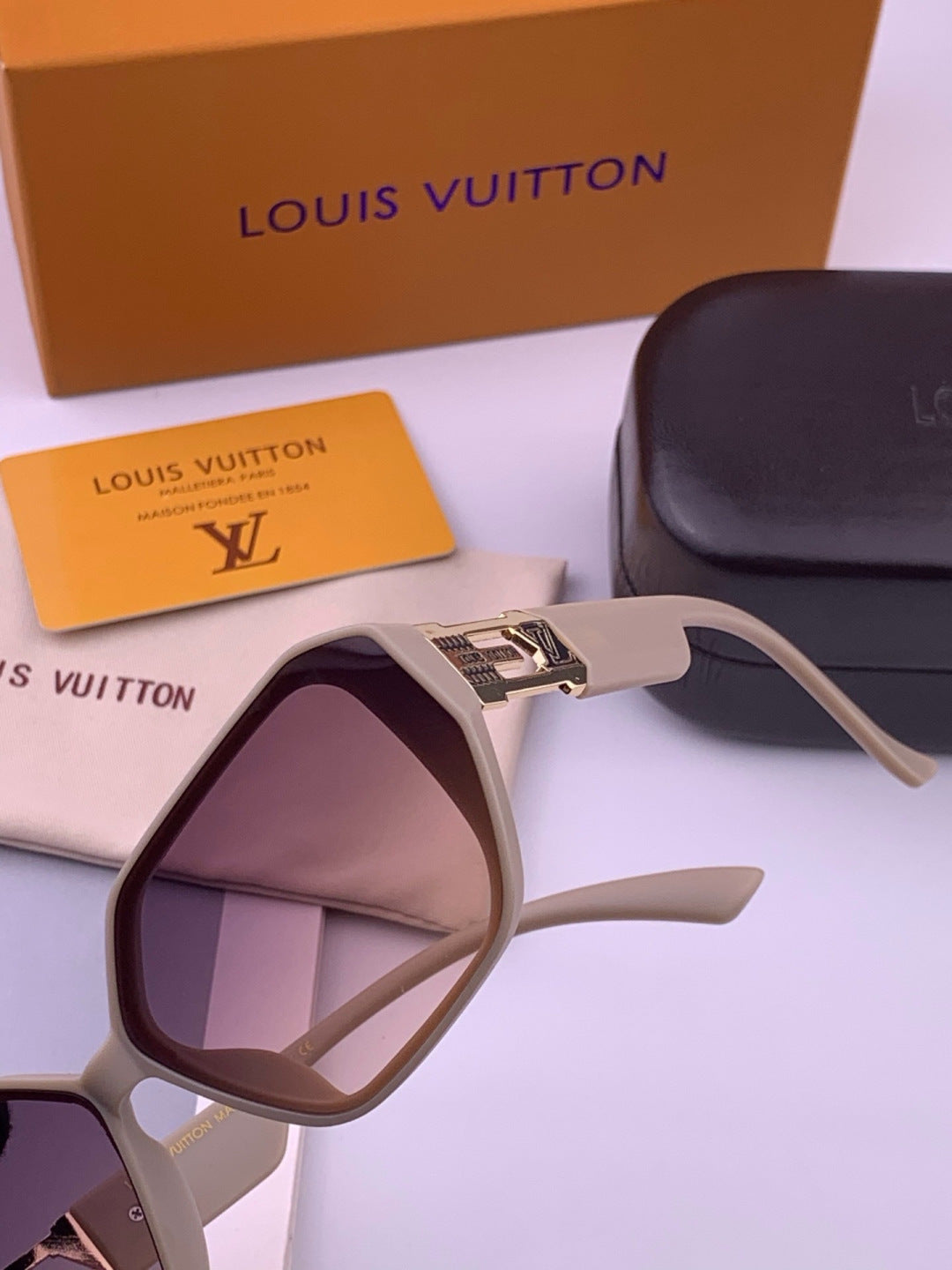 Louis Vuitton L17001 Square Purple Lens Sunglasses for Women - 398119 - detail image 3