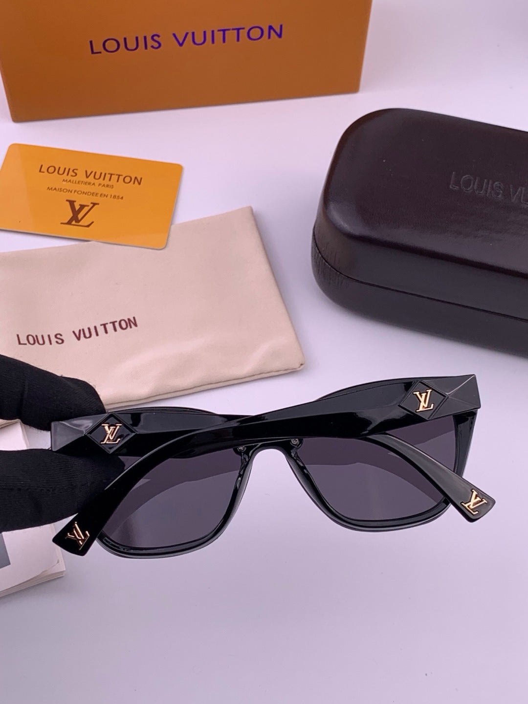 Louis Vuitton L17001 Square Gold Lens Sunglasses for Women - detail image 4