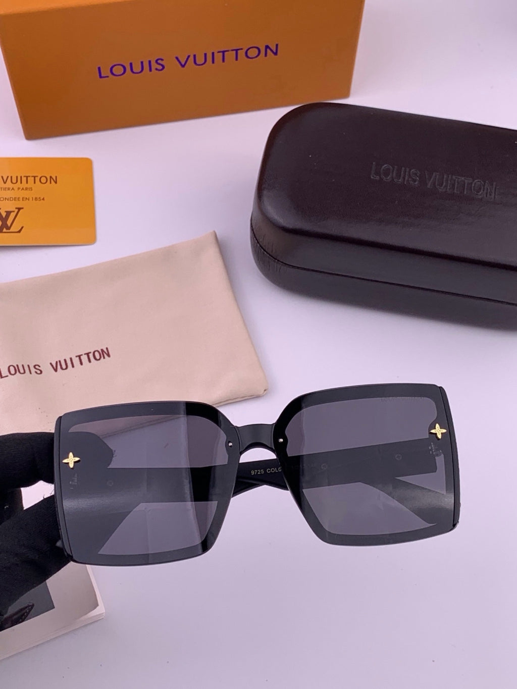 Louis Vuitton Fashion Gold Lens Sunglasses for Men & Women - 414868 - detail image 3