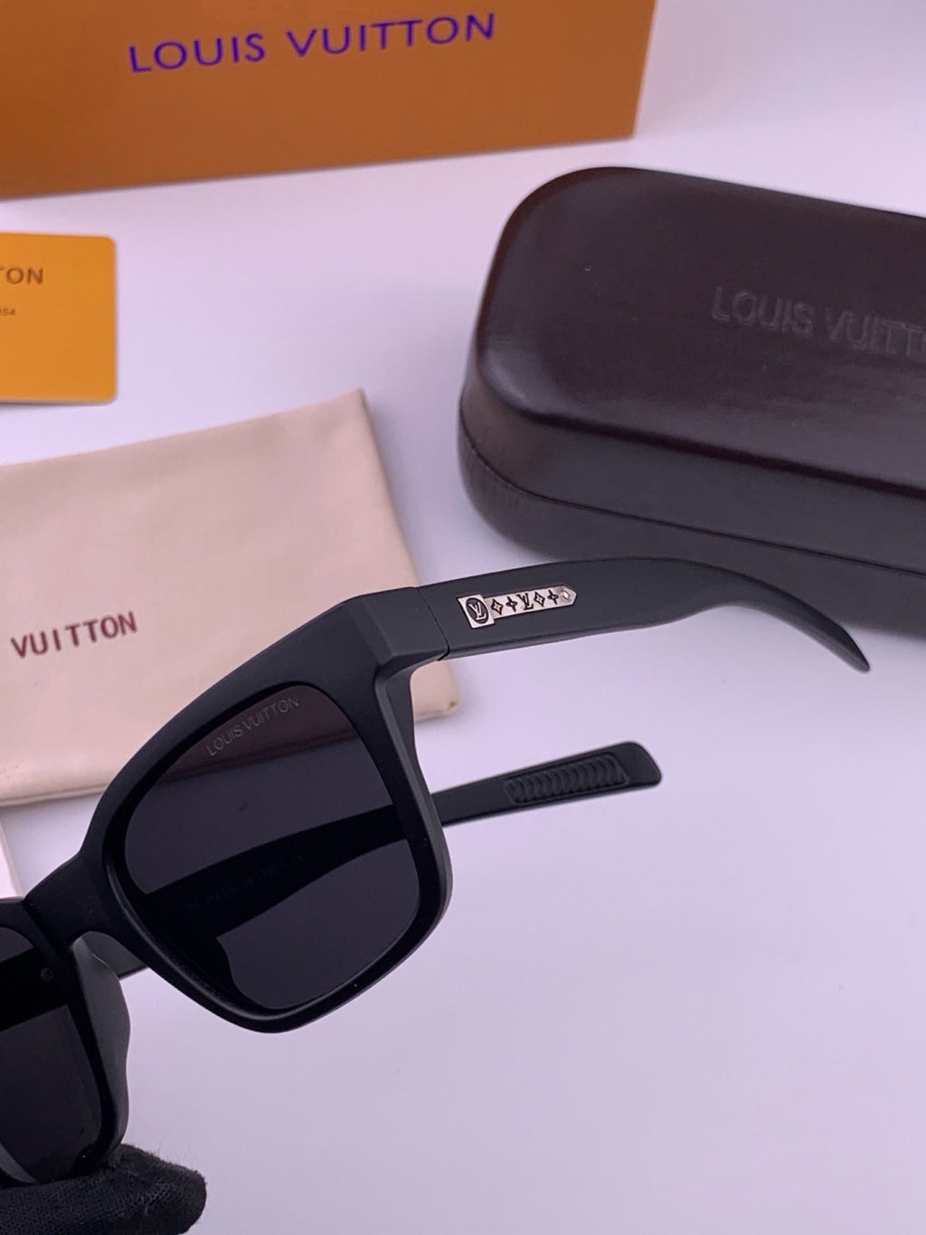 Louis Vuitton Fashion Black Lens Sunglasses for Men & Women - 414869 - detail image 5