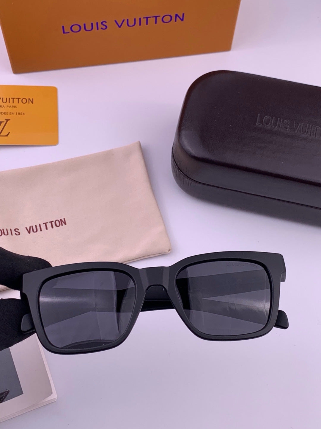 Louis Vuitton Fashion Black Lens Sunglasses for Men & Women - 414869 - detail image 2
