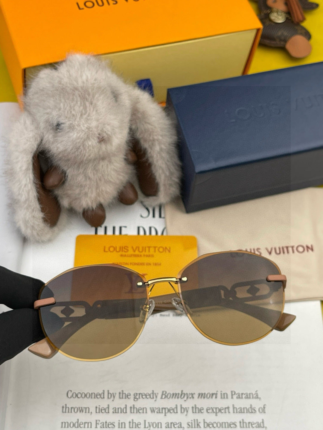 Louis Vuitton L8331 Polarized Round Gold Lens Sunglasses for Women - 414854 - detail image 3