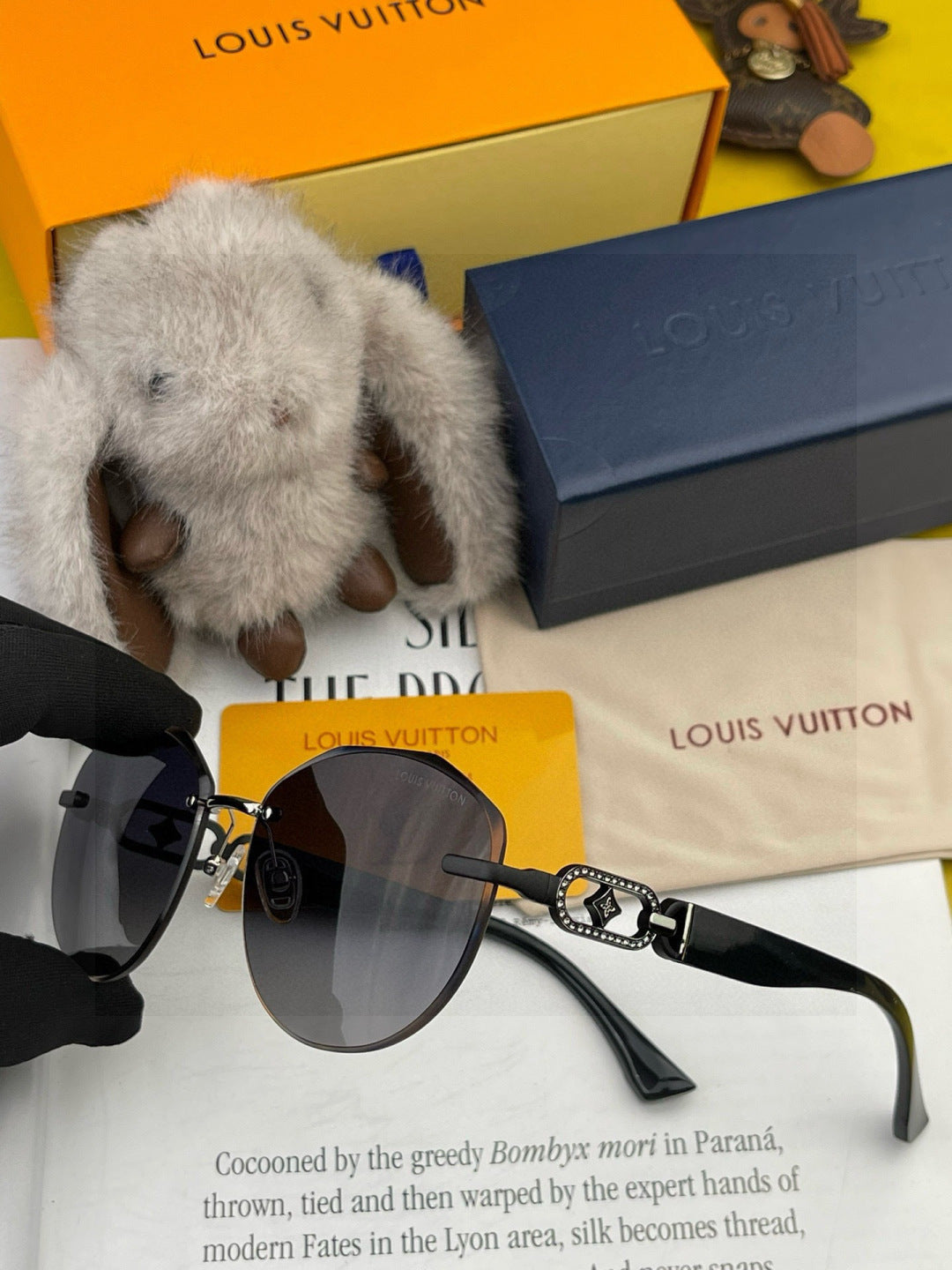 Louis Vuitton L8331 Polarized Round Gold Lens Sunglasses for Women - 414854 - detail image 5