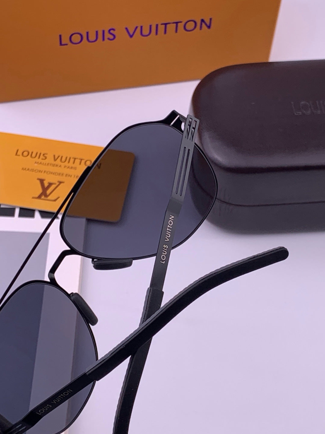 Louis Vuitton L18 Fashion Gold Lens Sunglasses for Men & Women - 414857 - detail image 4