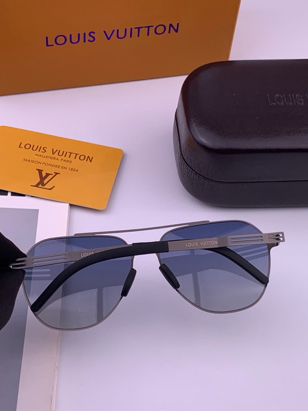 Louis Vuitton L18 Fashion Gold Lens Sunglasses for Men & Women - 414858 - detail image 6