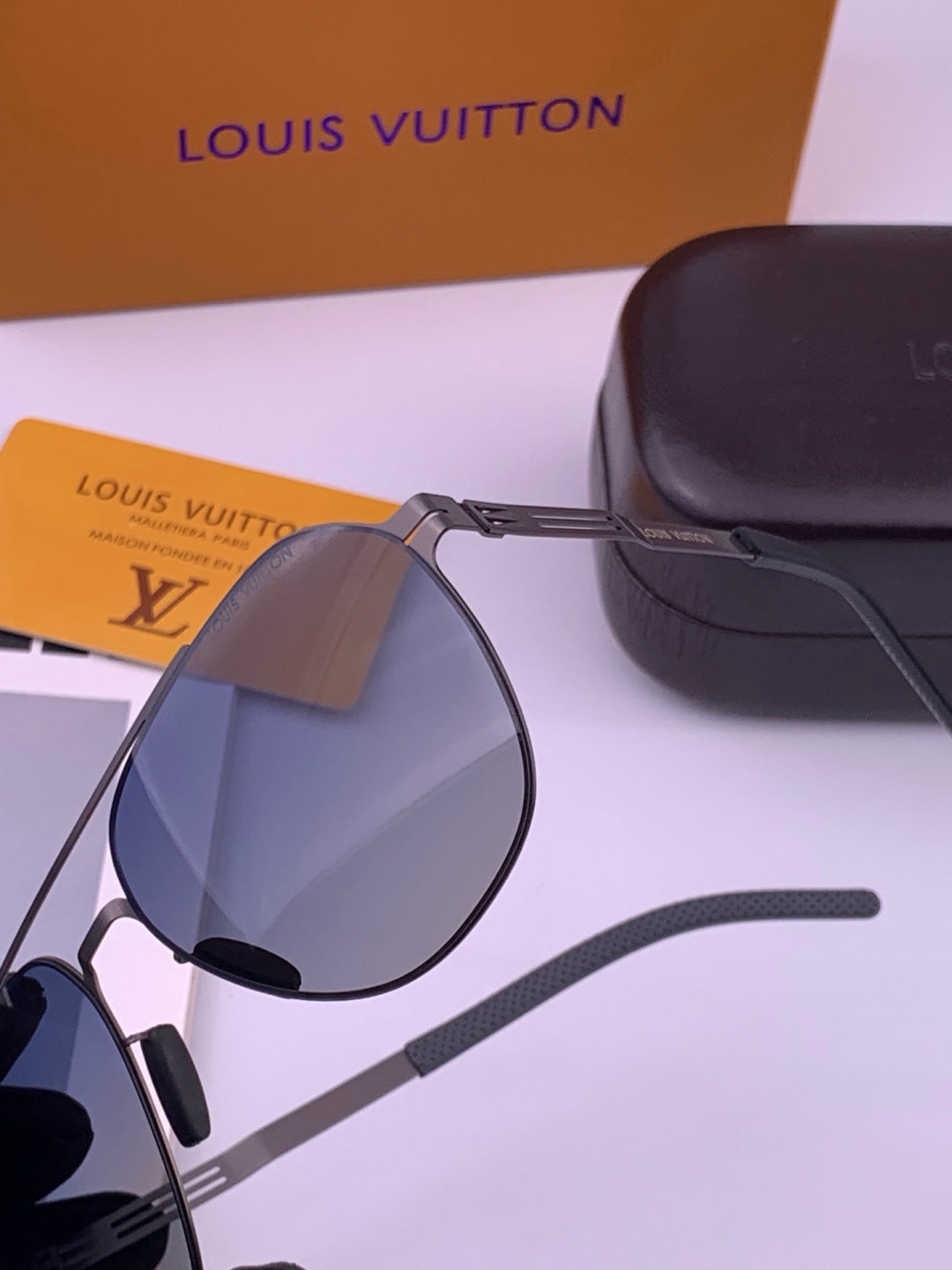 Louis Vuitton L18 Fashion Gold Lens Sunglasses for Men & Women - 414858 - detail image 4