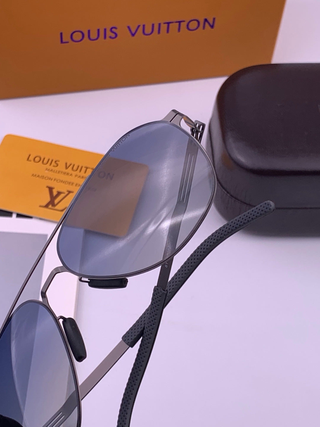 Louis Vuitton L18 Fashion Gold Lens Sunglasses for Men & Women - 414858 - detail image 3