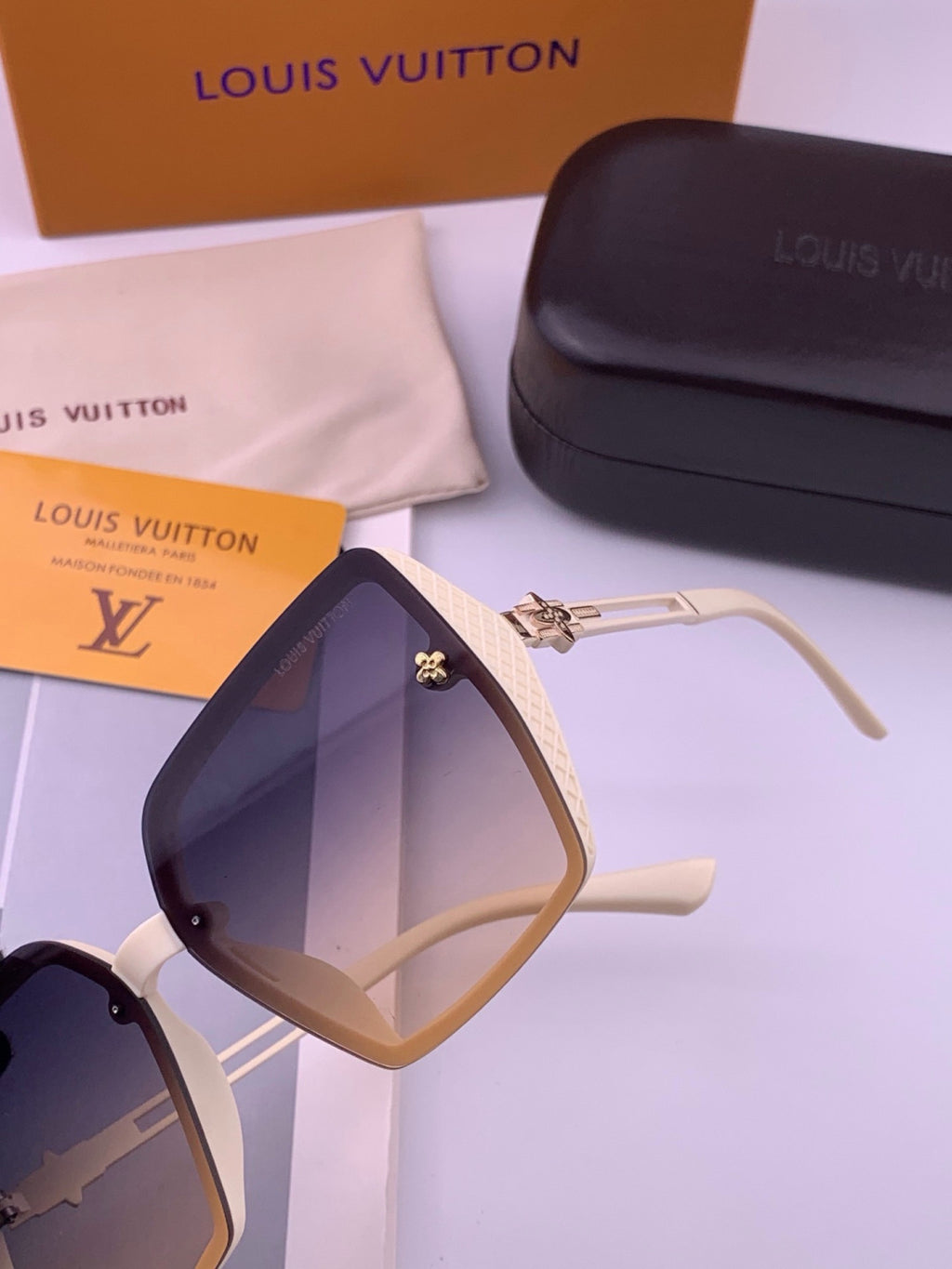 Louis Vuitton L6302 Square Gold Lens Sunglasses for Men & Women - 414849 - detail image 2