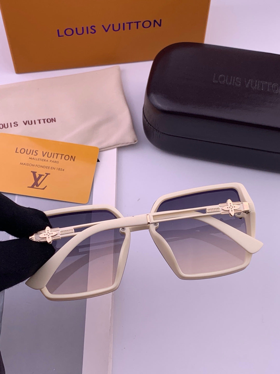 Louis Vuitton L6302 Square Gold Lens Sunglasses for Men & Women - 414849 - detail image 4