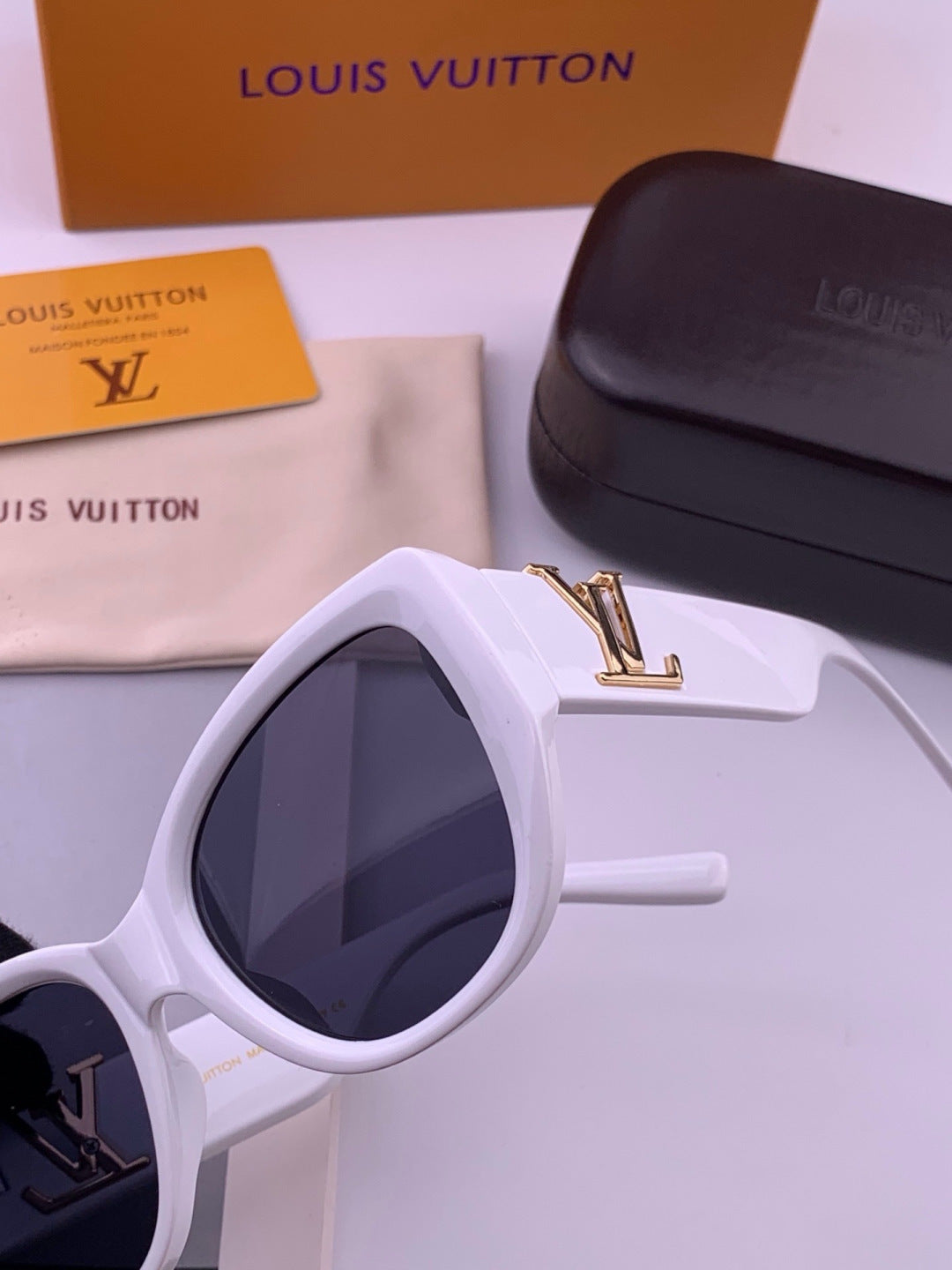 Louis Vuitton L5626 Square Pink Lens Sunglasses for Women - 414850 - detail image 3