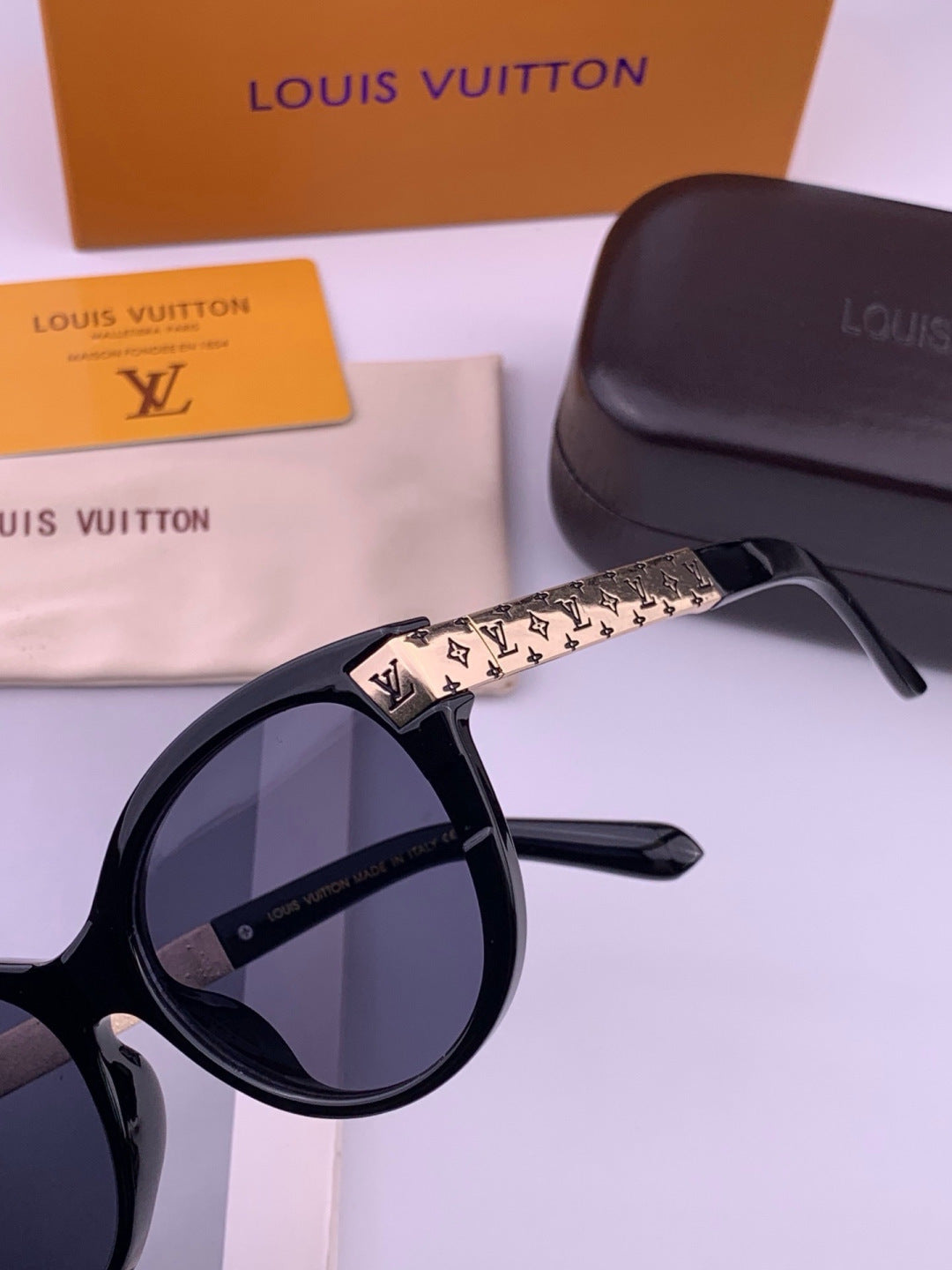 Louis Vuitton L87000 Oversized Black Lens Sunglasses for Men & Women - 414826 - detail image 3