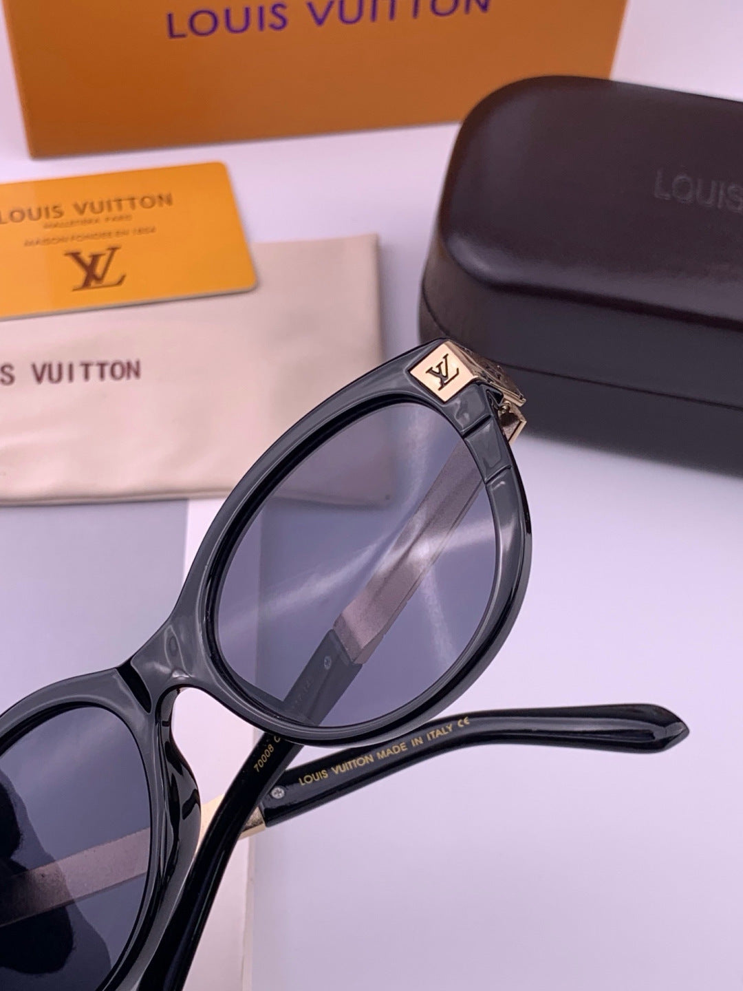 Louis Vuitton L87000 Oversized Black Lens Sunglasses for Men & Women - 414826 - detail image 4