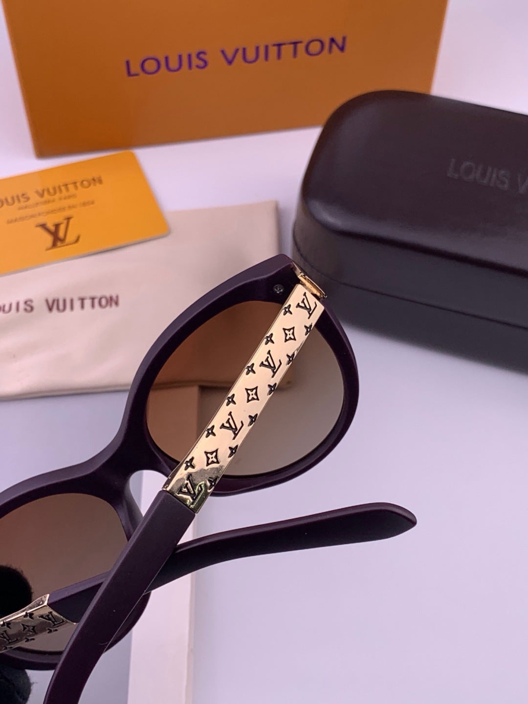 Louis Vuitton L87000 Oversized Black Lens Sunglasses for Men & Women - 414827 - detail image 4