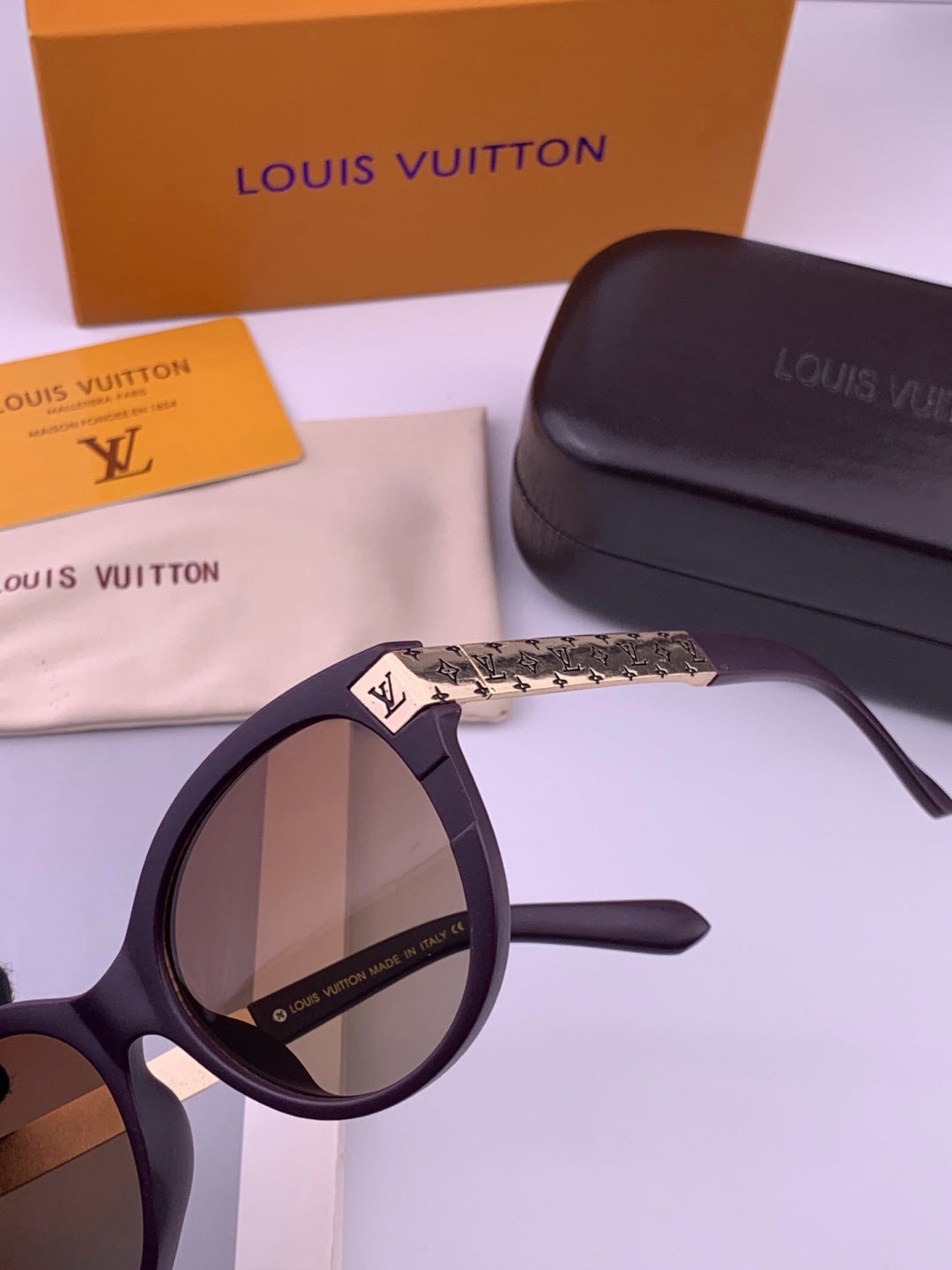 Louis Vuitton L87000 Oversized Black Lens Sunglasses for Men & Women - 414827 - detail image 3