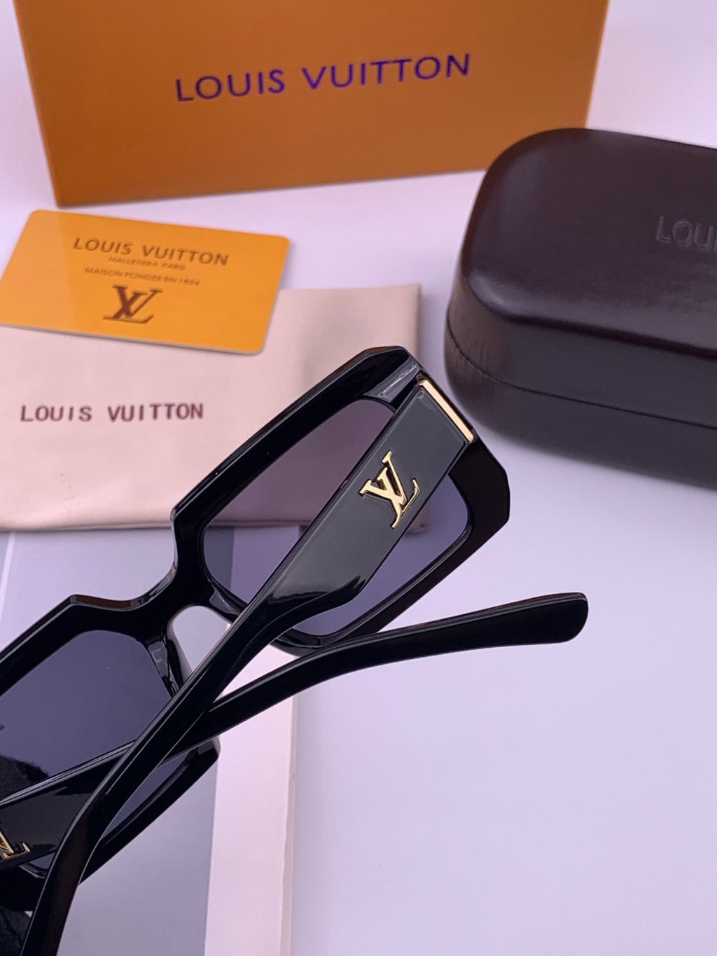 Louis Vuitton L37004 Oversized Black Lens Sunglasses for Men & Women - 414829 - detail image 4