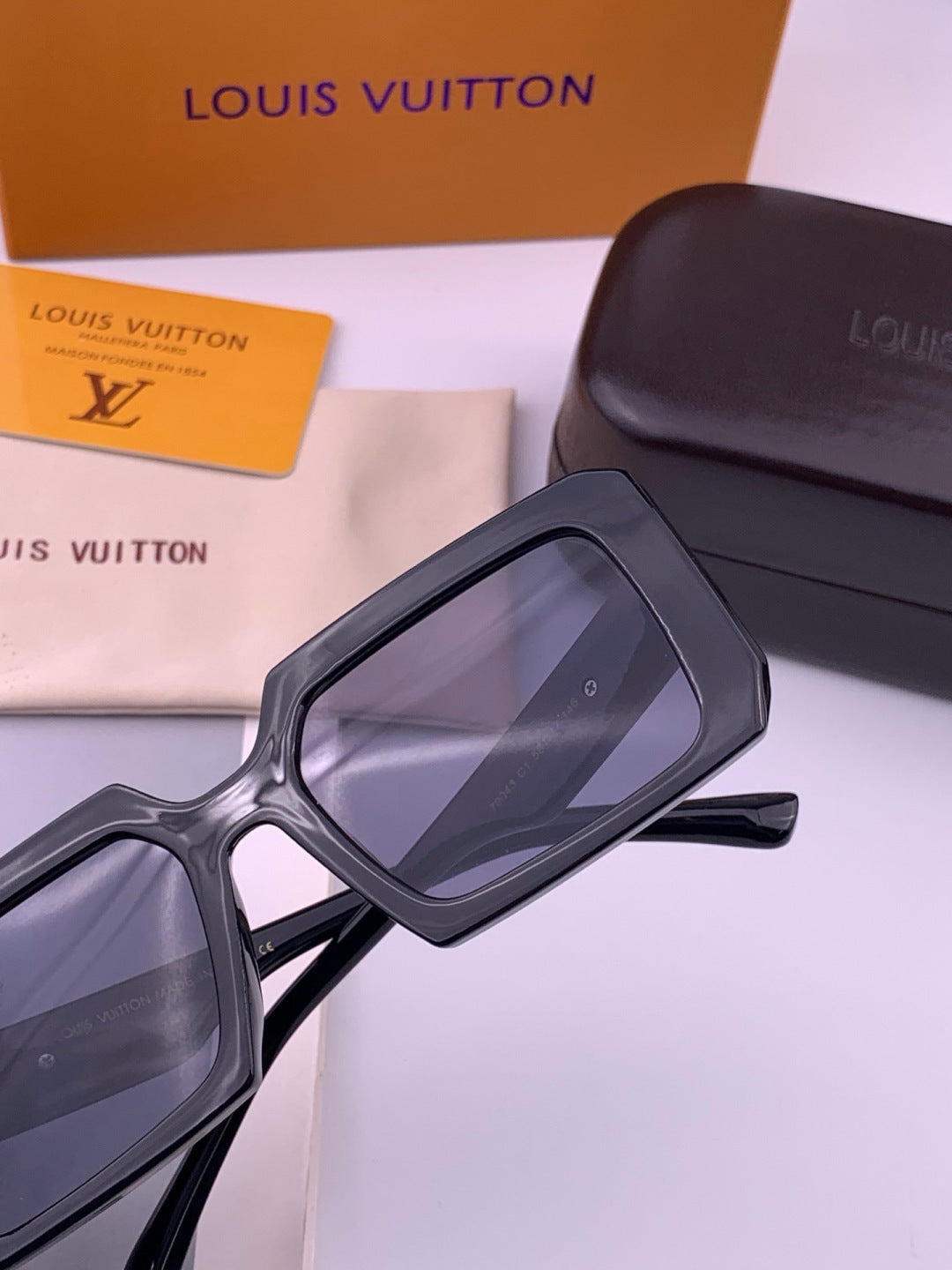 Louis Vuitton L37004 Oversized Black Lens Sunglasses for Men & Women - 414829 - detail image 5