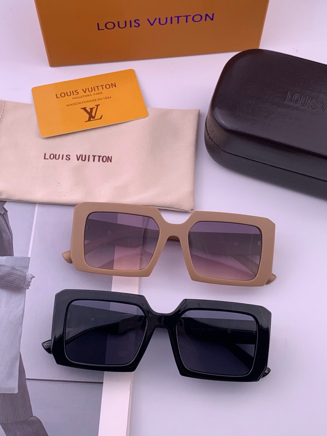 Louis Vuitton L37004 Oversized Black Lens Sunglasses for Men & Women - 414829 - detail image 8