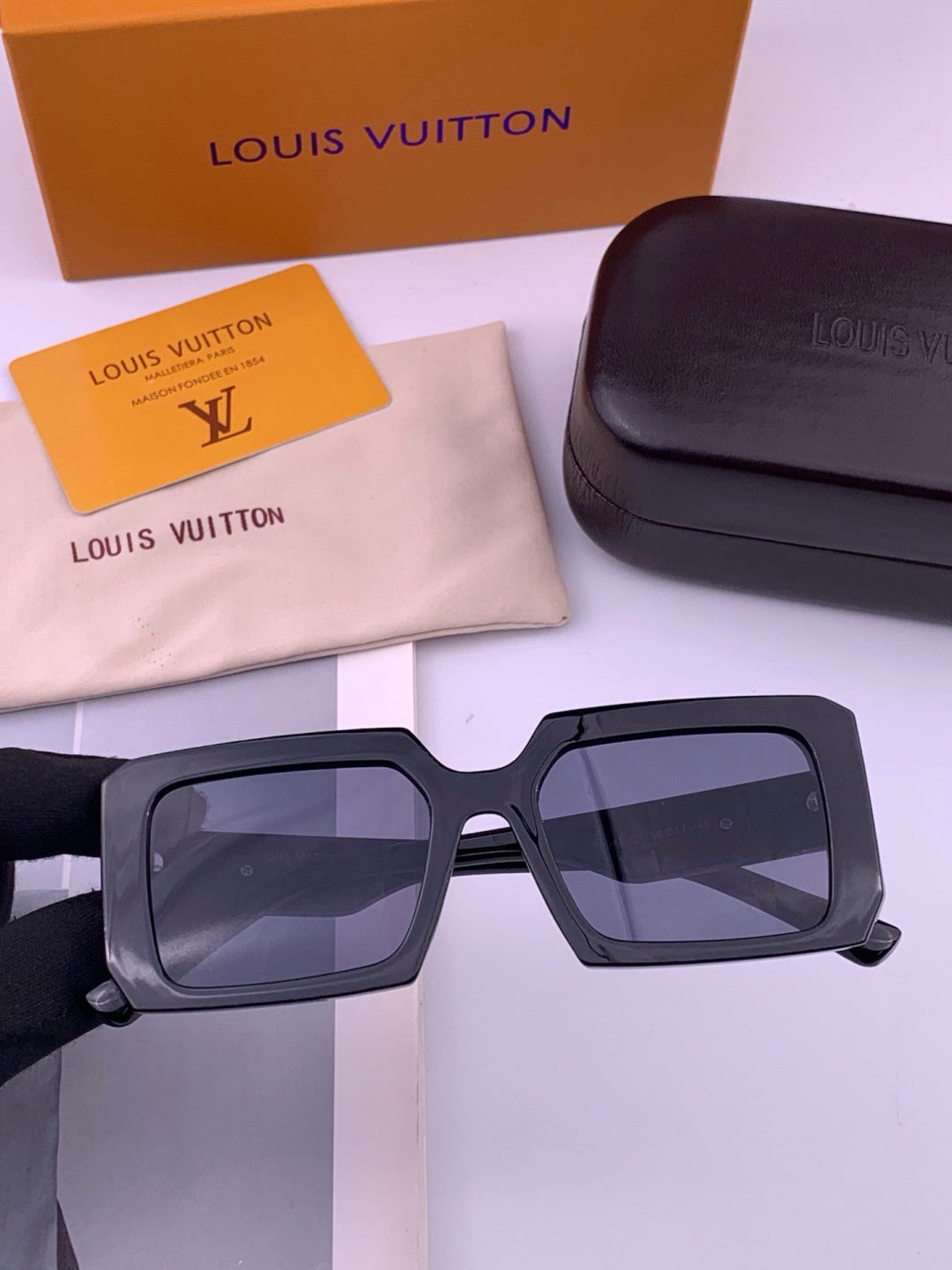 Louis Vuitton L37004 Oversized Black Lens Sunglasses for Men & Women - 414829