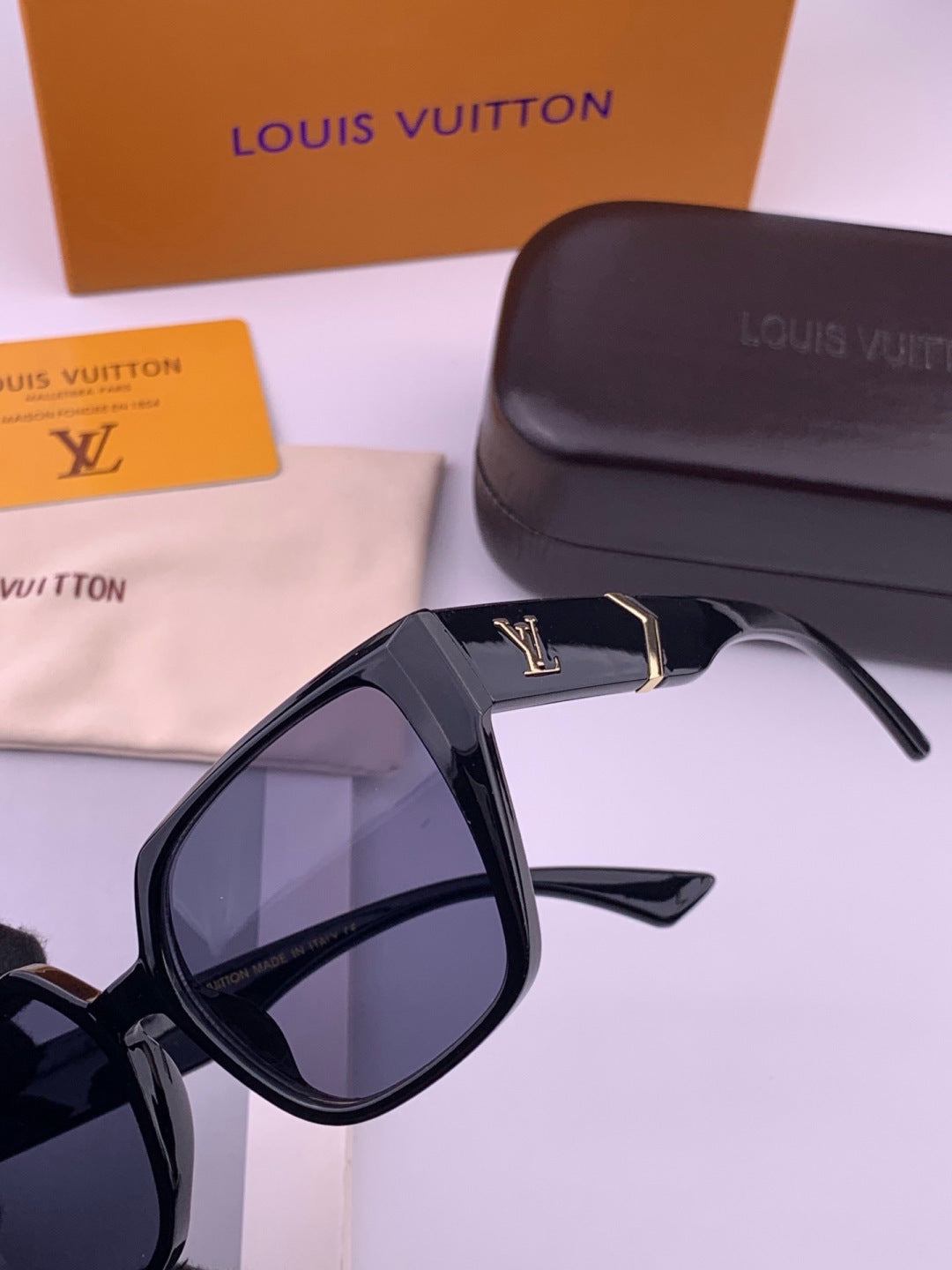 Louis Vuitton L77004 Oversized Black Lens Sunglasses for Men & Women - 414831 - detail image 2