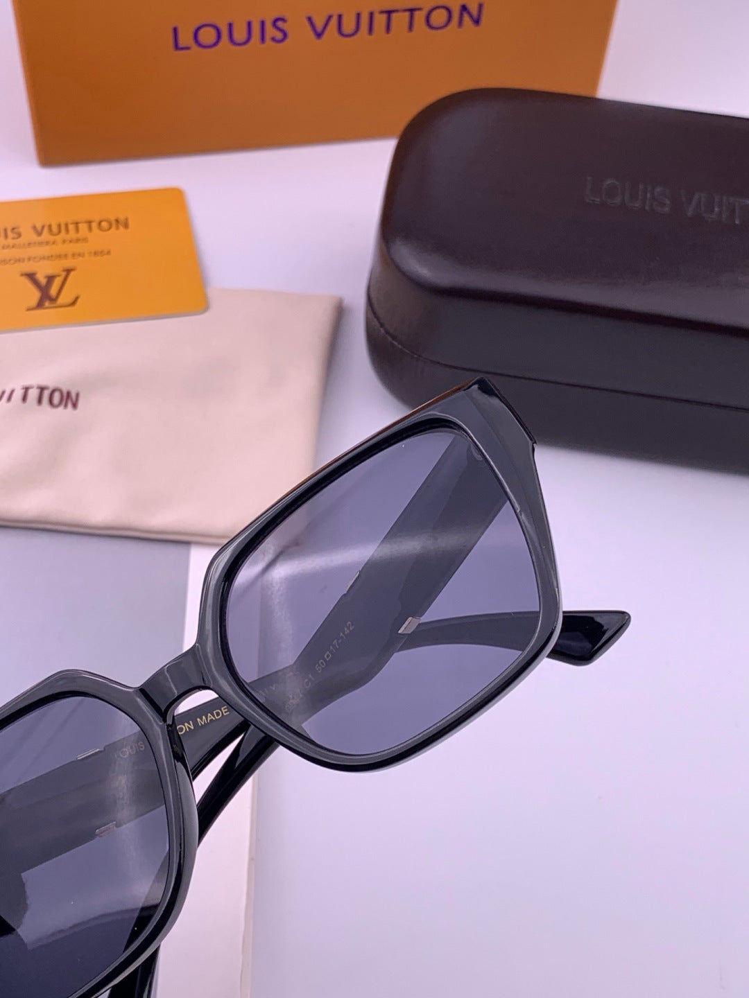 Louis Vuitton L77004 Oversized Black Lens Sunglasses for Men & Women - 414831 - detail image 5