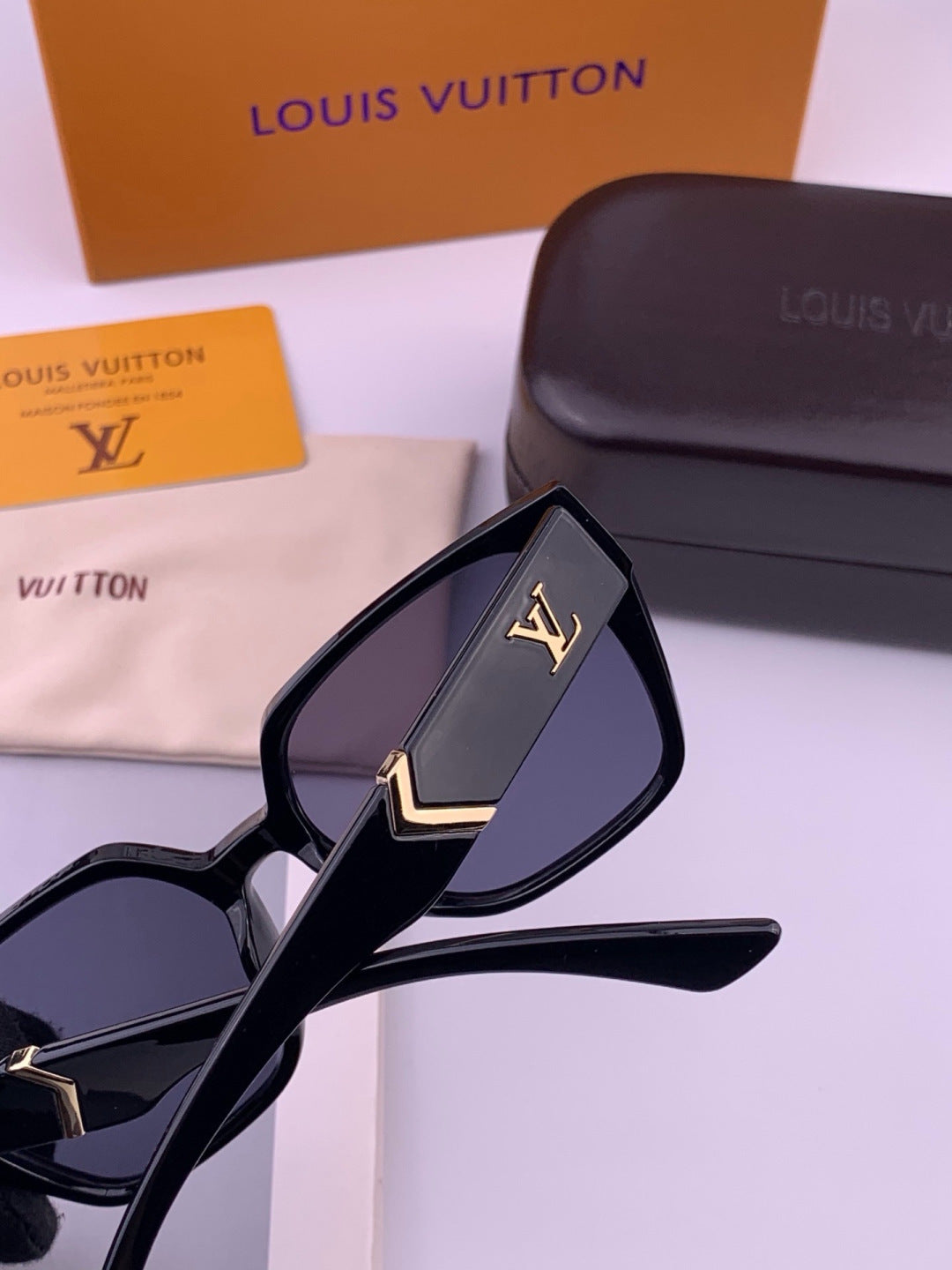 Louis Vuitton L77004 Oversized Black Lens Sunglasses for Men & Women - 414831 - detail image 3