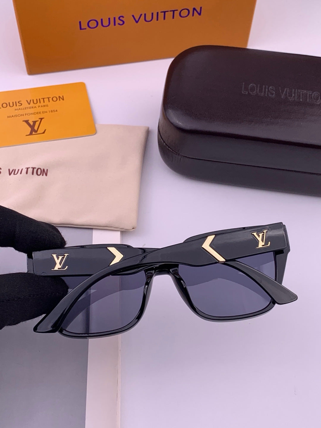 Louis Vuitton L77004 Oversized Black Lens Sunglasses for Men & Women - 414831 - detail image 4