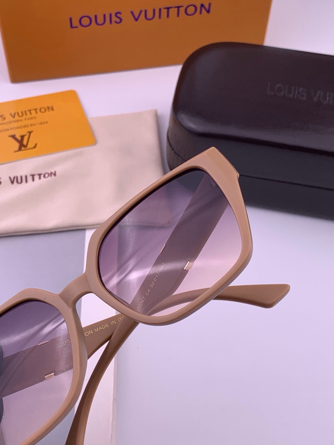Louis Vuitton L77004 Oversized Purple Lens Sunglasses for Men & Women - 414832 - detail image 4