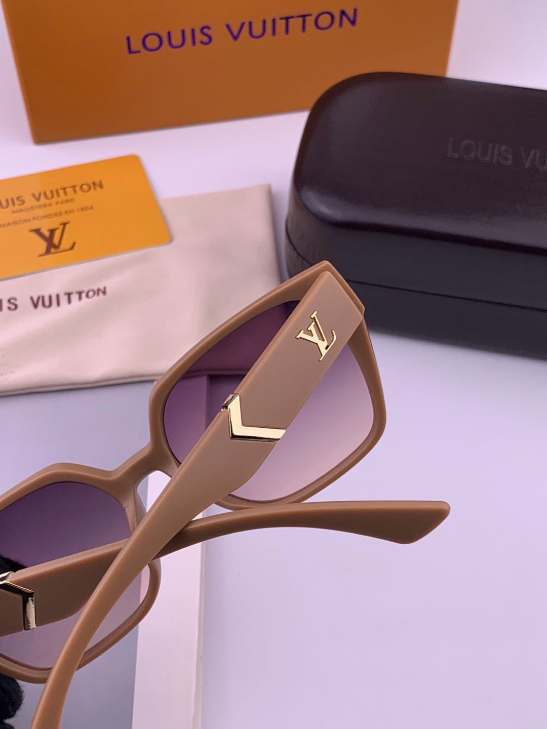 Louis Vuitton L77004 Oversized Purple Lens Sunglasses for Men & Women - 414832 - detail image 5