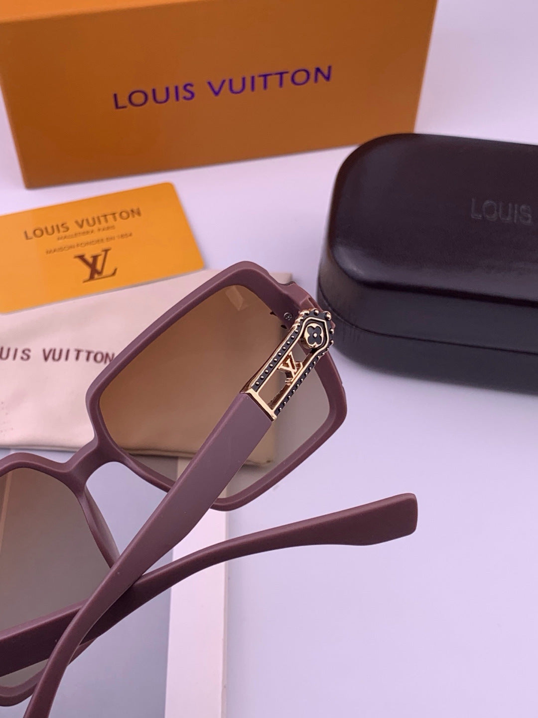 Louis Vuitton L77004 Oversized Purple Lens Sunglasses for Men & Women - 414833 - detail image 4