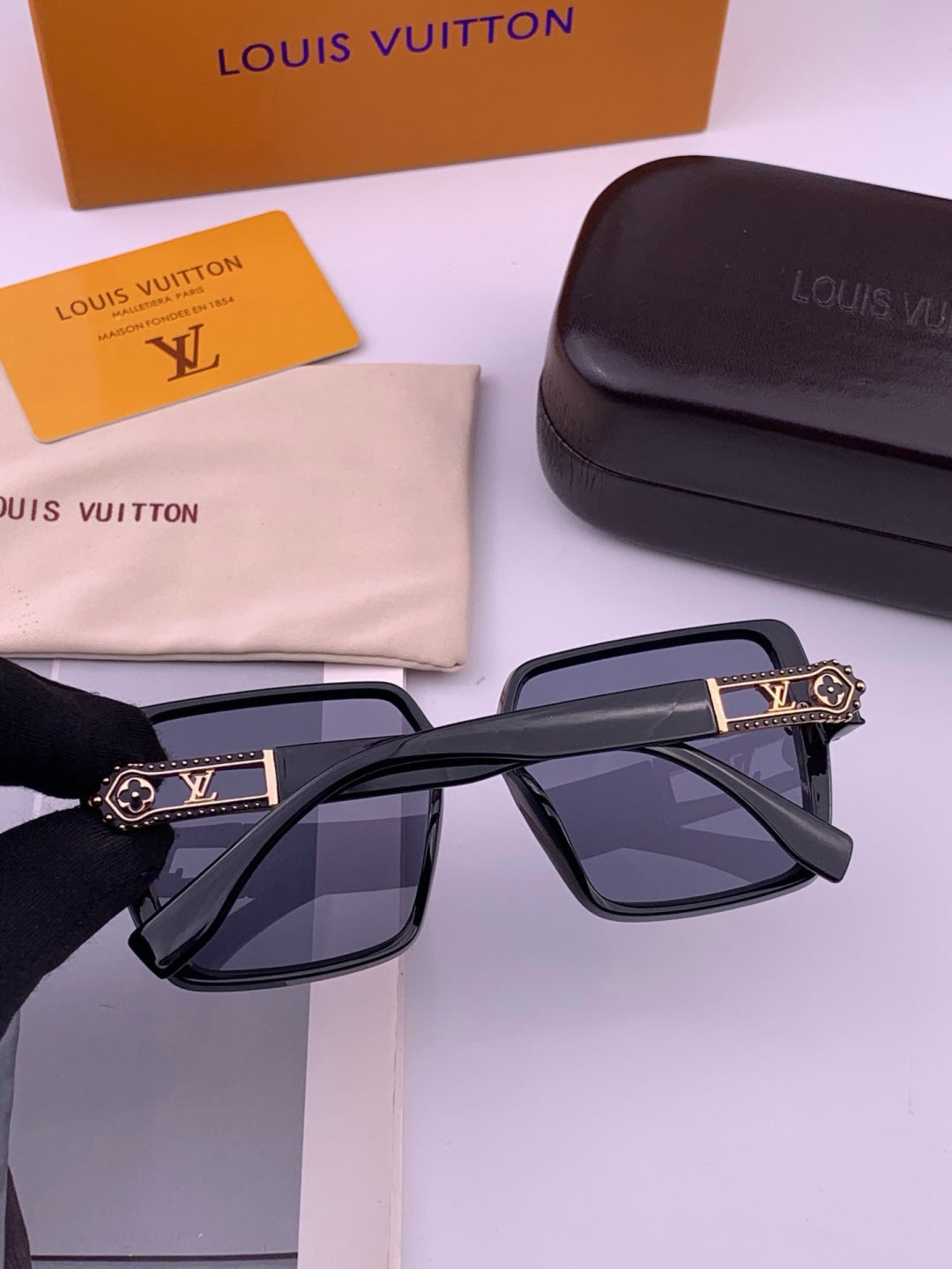 Louis Vuitton L77004 Oversized Blue Lens Sunglasses for Men & Women - 414834 - detail image 4