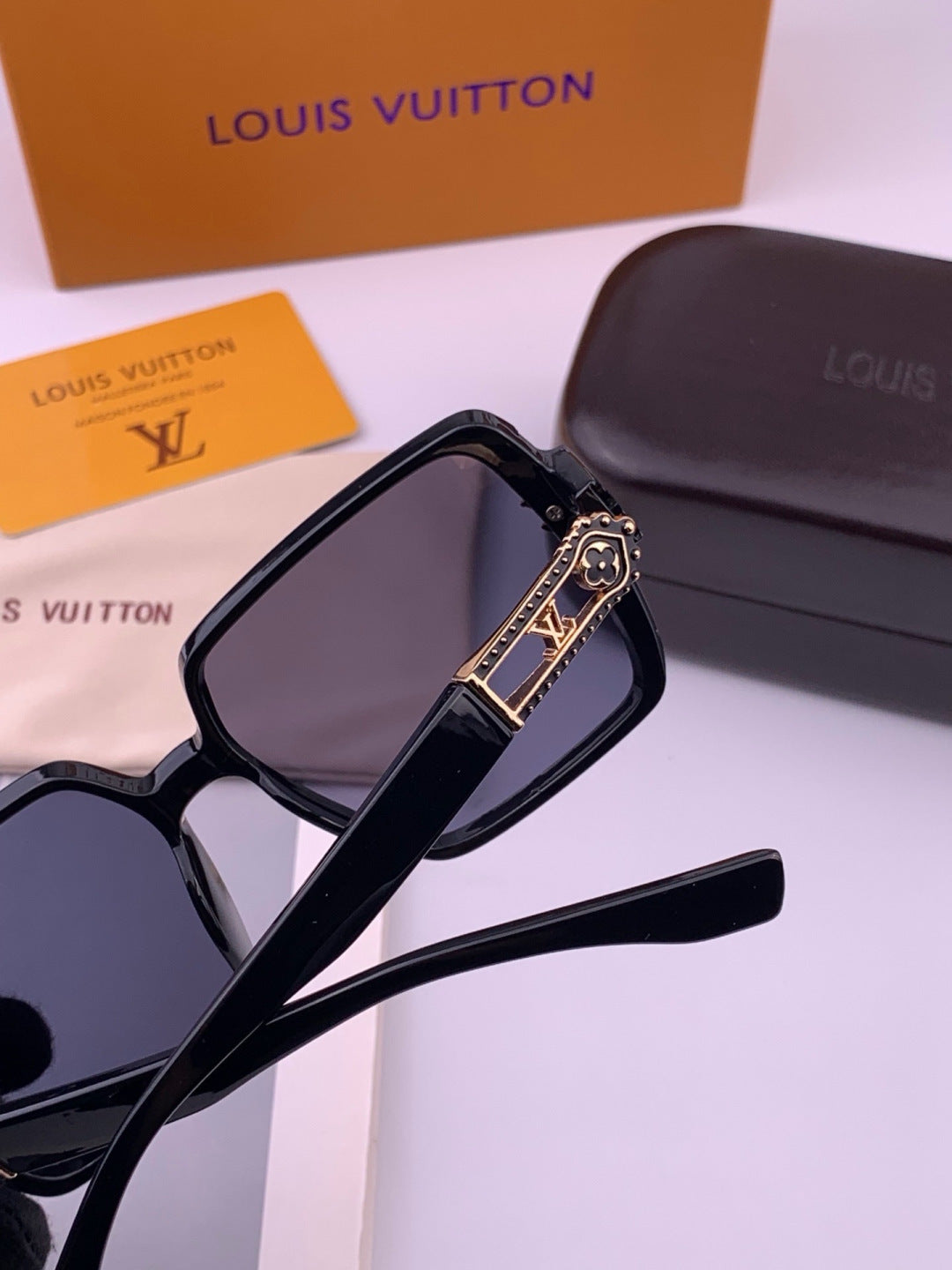 Louis Vuitton L77004 Oversized Blue Lens Sunglasses for Men & Women - 414834 - detail image 5
