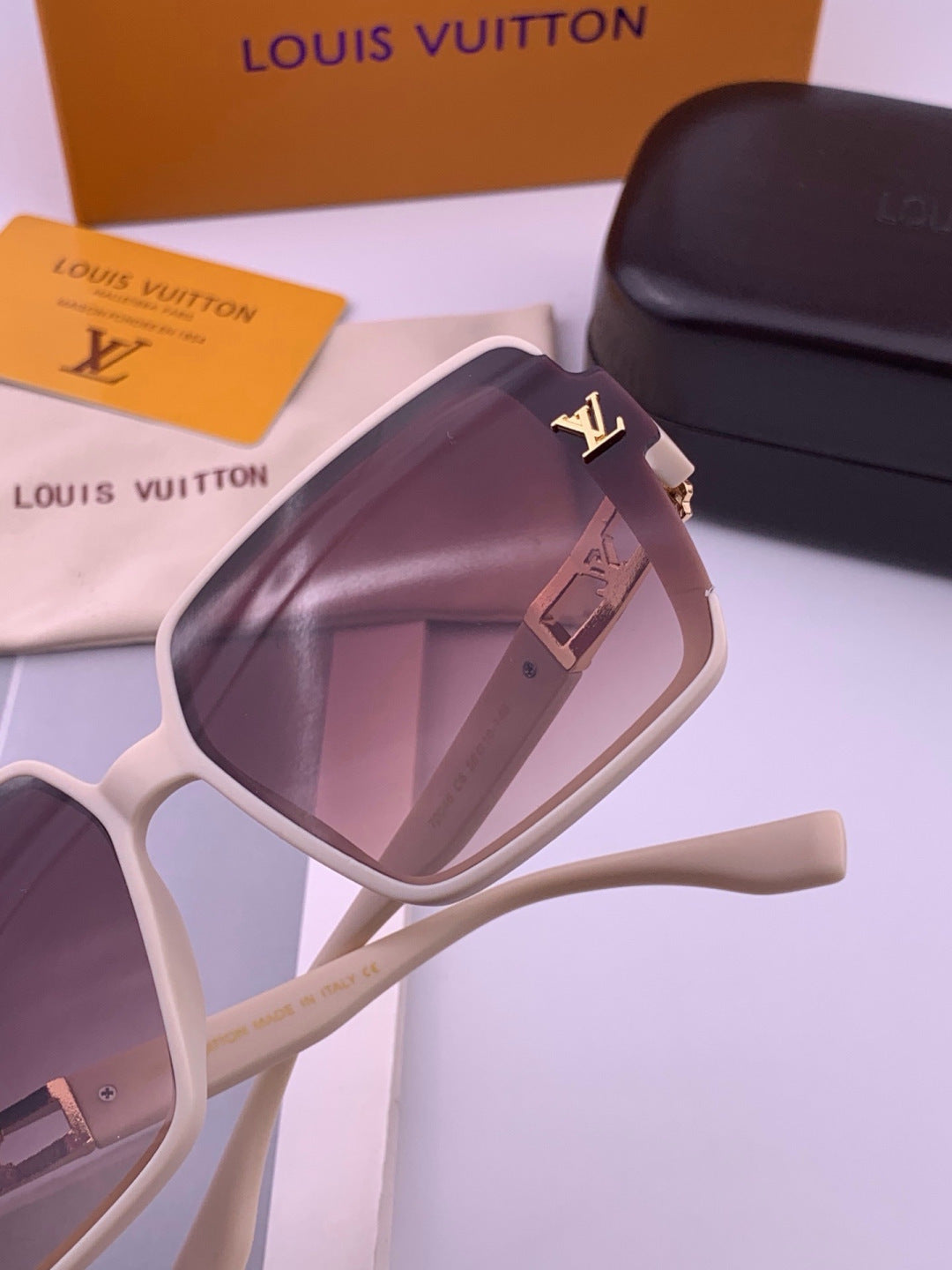 Louis Vuitton L77004 Oversized Purple Lens Sunglasses for Men & Women - 414835 - detail image 4