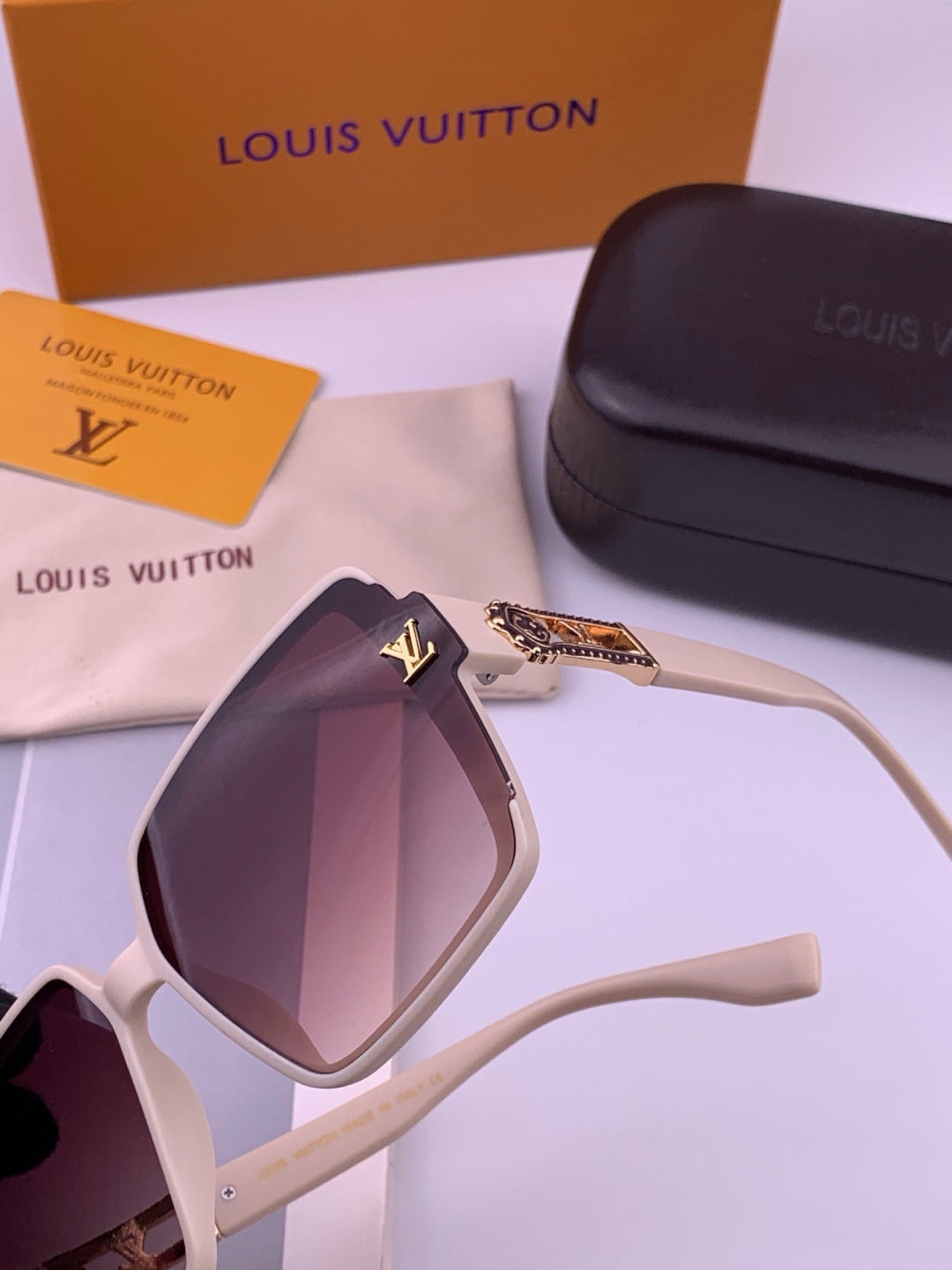 Louis Vuitton L77004 Oversized Purple Lens Sunglasses for Men & Women - 414835 - detail image 2