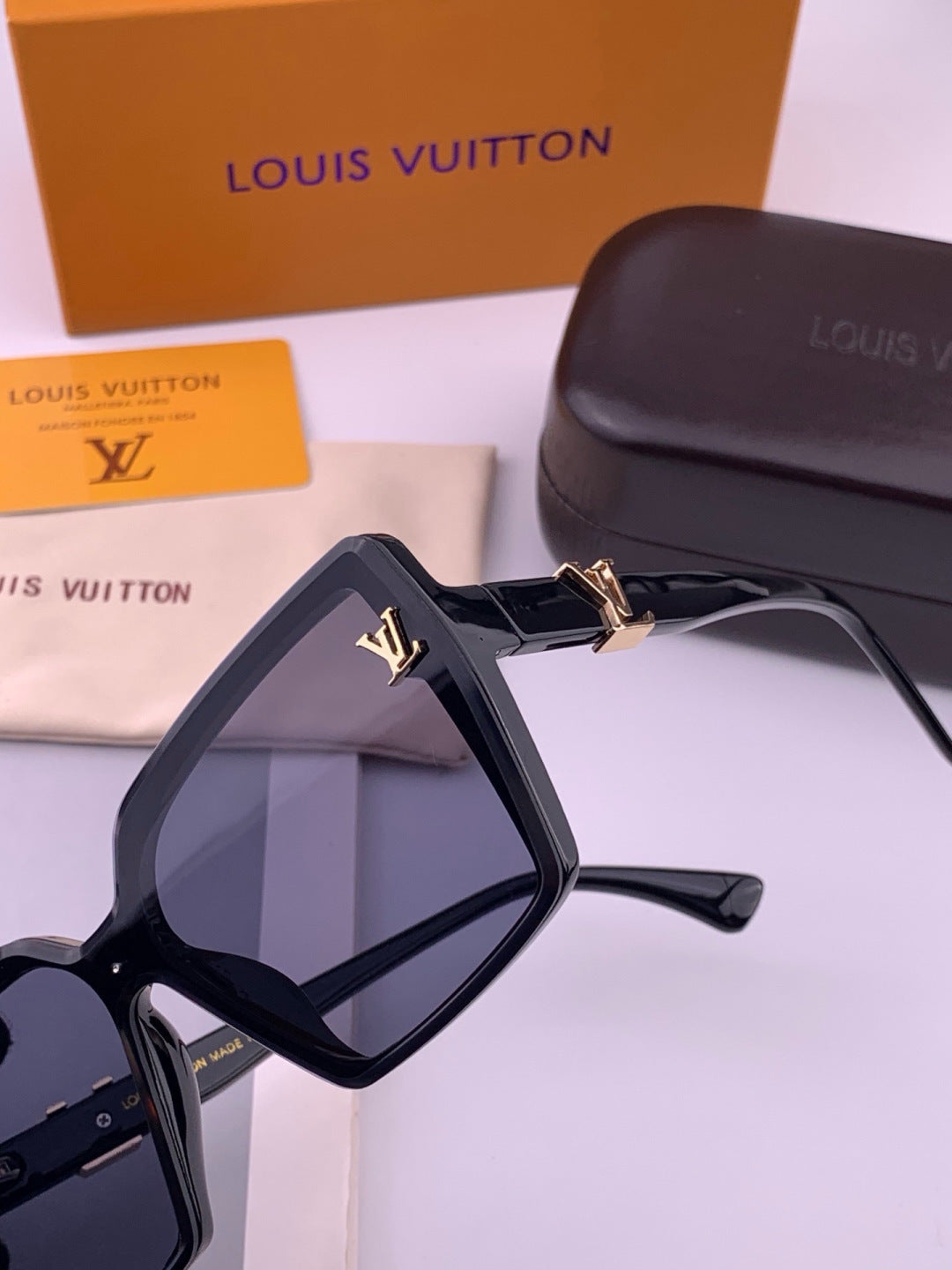 Louis Vuitton L57002 Oversized Black Lens Sunglasses for Men & Women - 414837 - detail image 3
