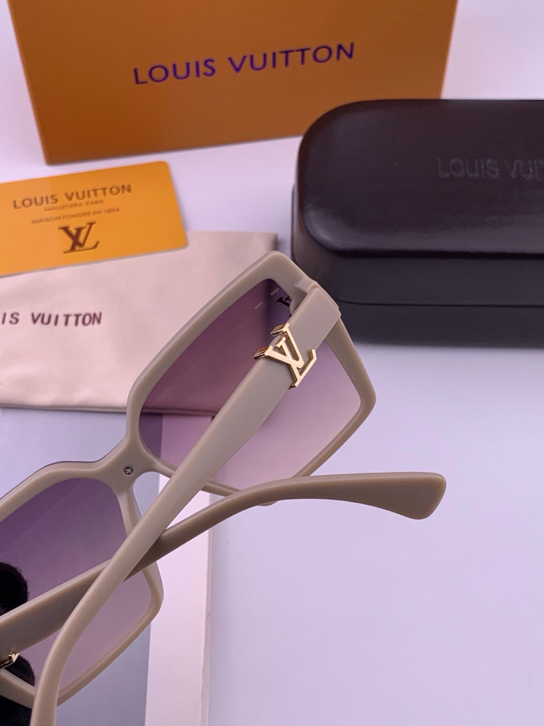 Louis Vuitton L57002 Oversized Purple Lens Sunglasses for Men & Women - 414838 - detail image 5