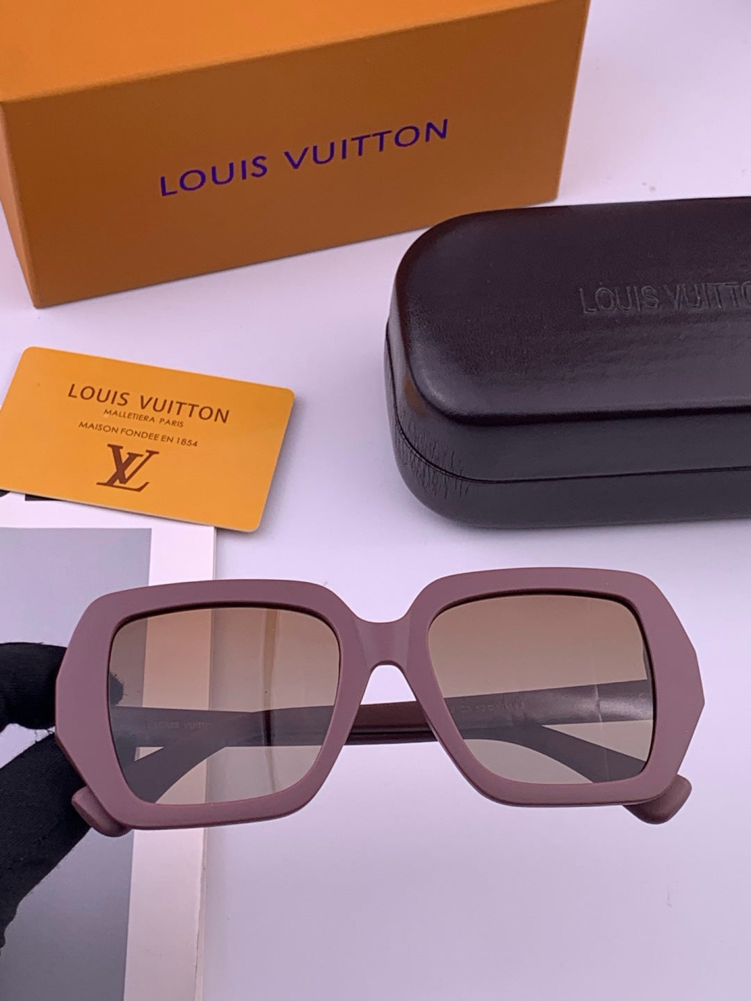 Louis Vuitton L27006 Oversized Brown Lens Sunglasses for Men & Women - 414812