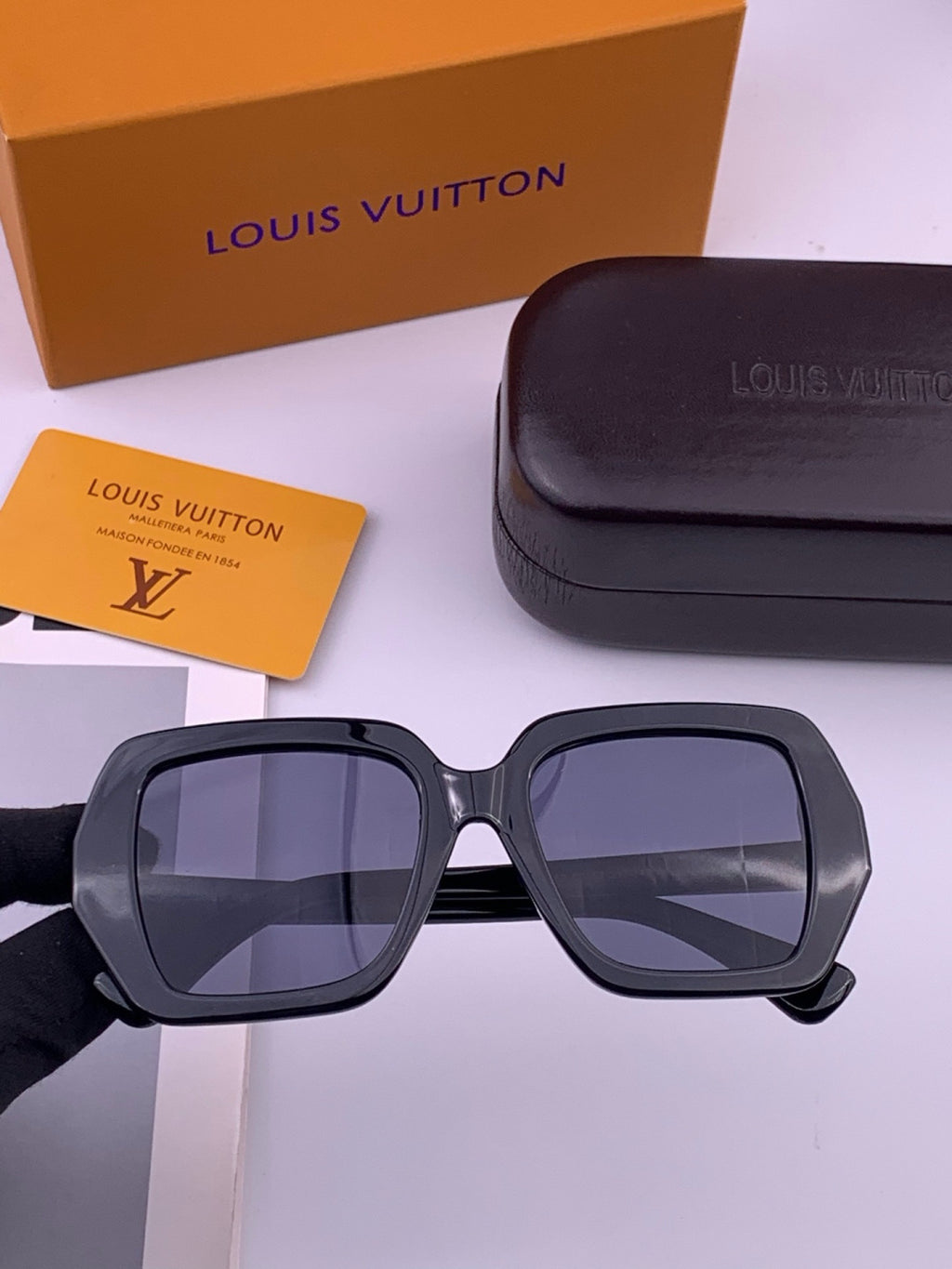 Louis Vuitton L27006 Oversized Brown Lens Sunglasses for Men & Women - 414813