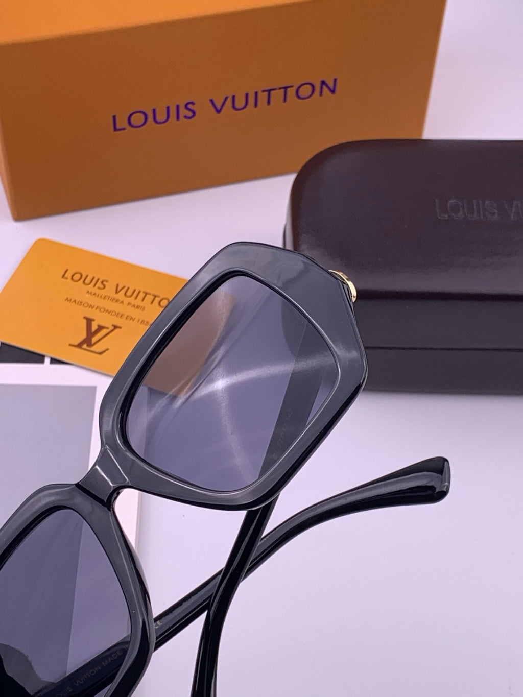 Louis Vuitton L27006 Oversized Brown Lens Sunglasses for Men & Women - 414813 - detail image 3