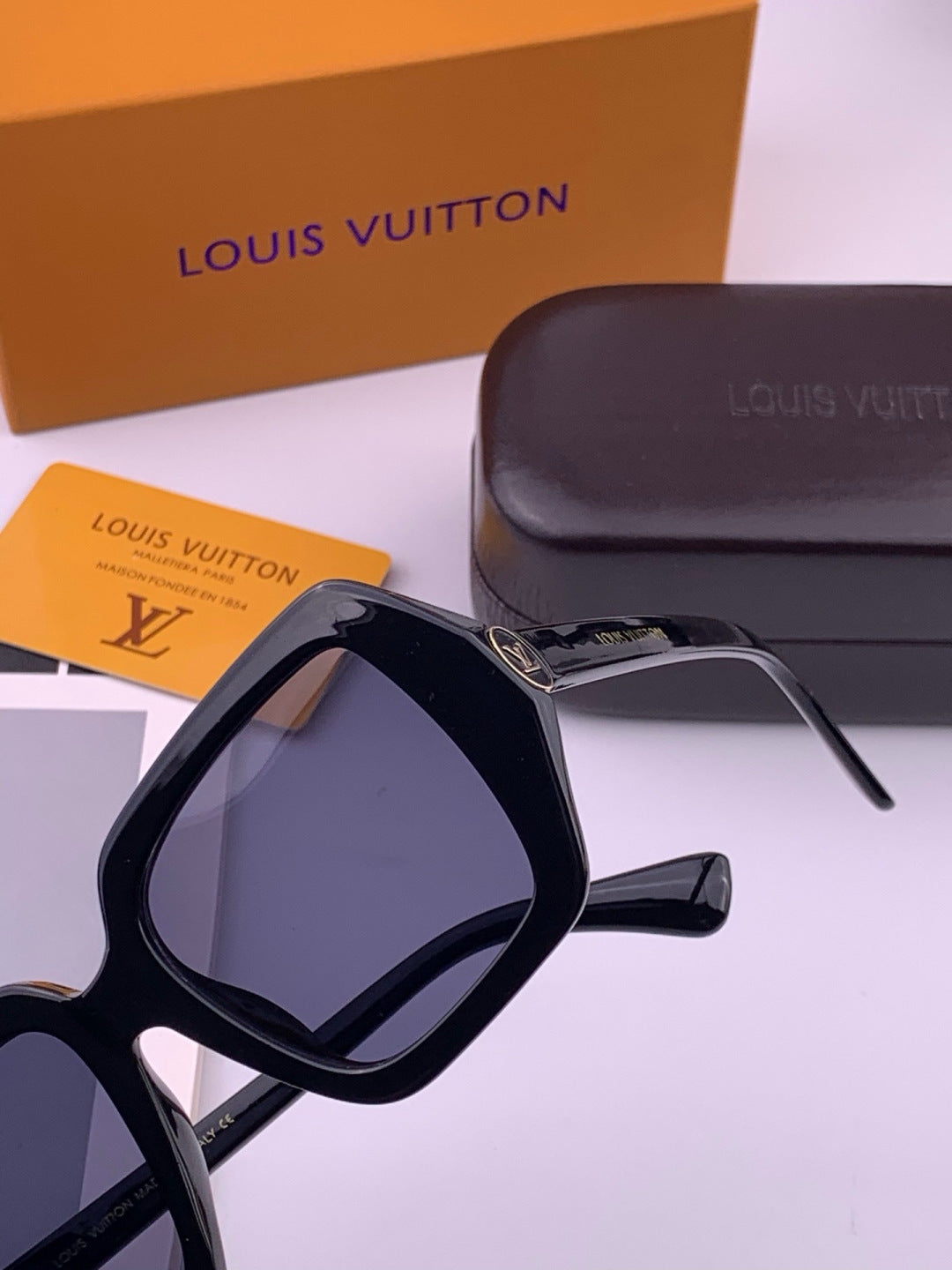 Louis Vuitton L27006 Oversized Brown Lens Sunglasses for Men & Women - 414813 - detail image 4