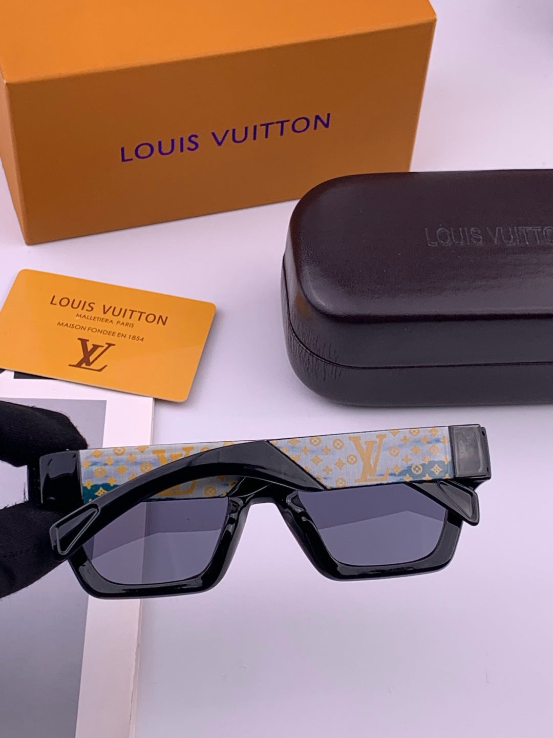 Louis Vuitton L37000 Oversized Brown Lens Sunglasses for Men & Women - 414814 - detail image 4